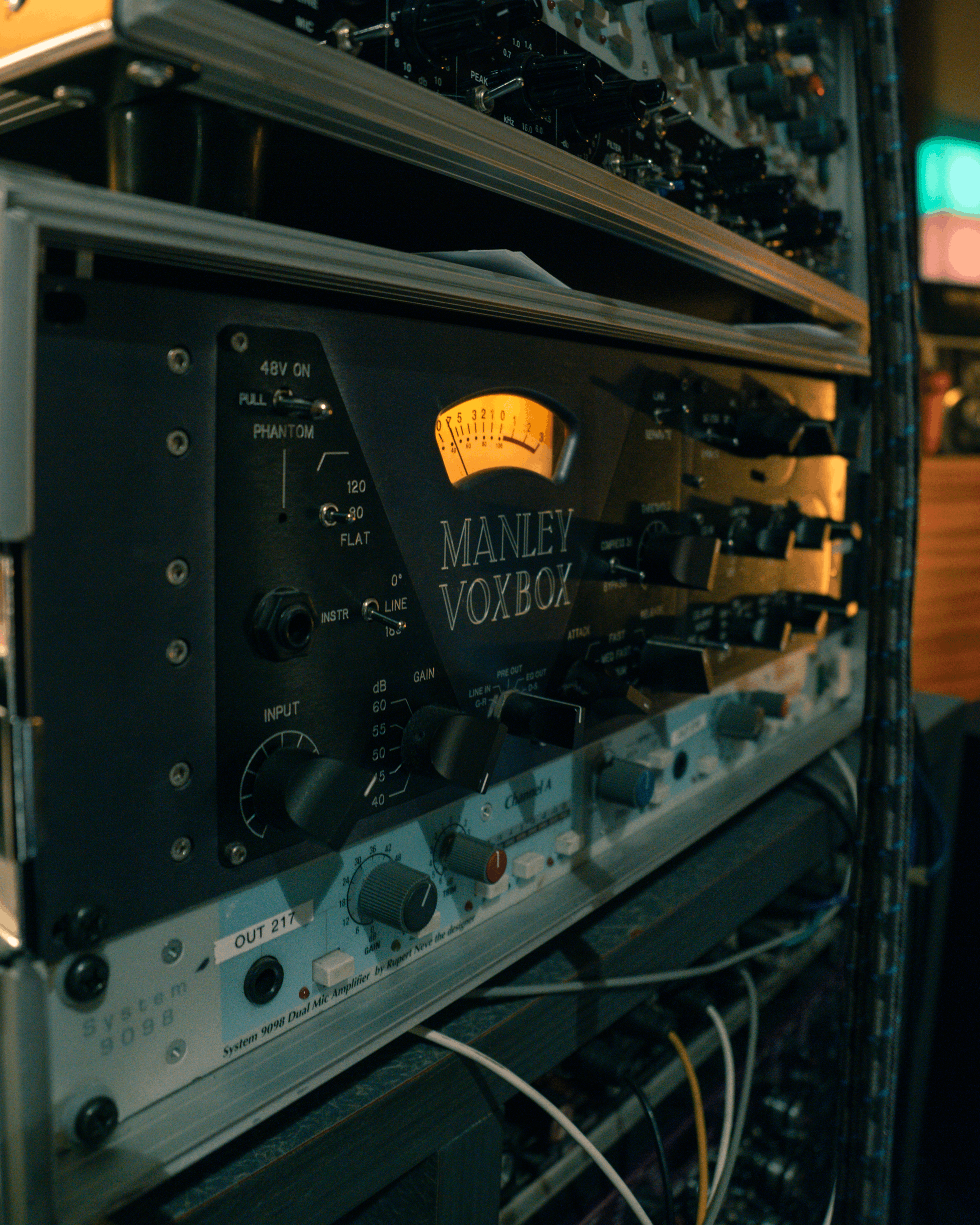 Musikgerät mit einem Manley Voxbox Kompressor/Preamp, das auf einem professionellen Audiogeräte-Rack installiert ist.