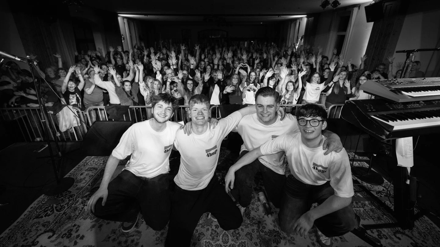 dankesch&ouml;n. ❤️

Wir sind immer noch &uuml;berw&auml;ltigt. Unser erstes eigenes Konzert und ihr habt das Ding so abgerissen.
Ausverkauftes Haus, die wohl beste Crowd, die wir bis jetzt erleben durften und ein Abend, den wir wohl nie vergessen we