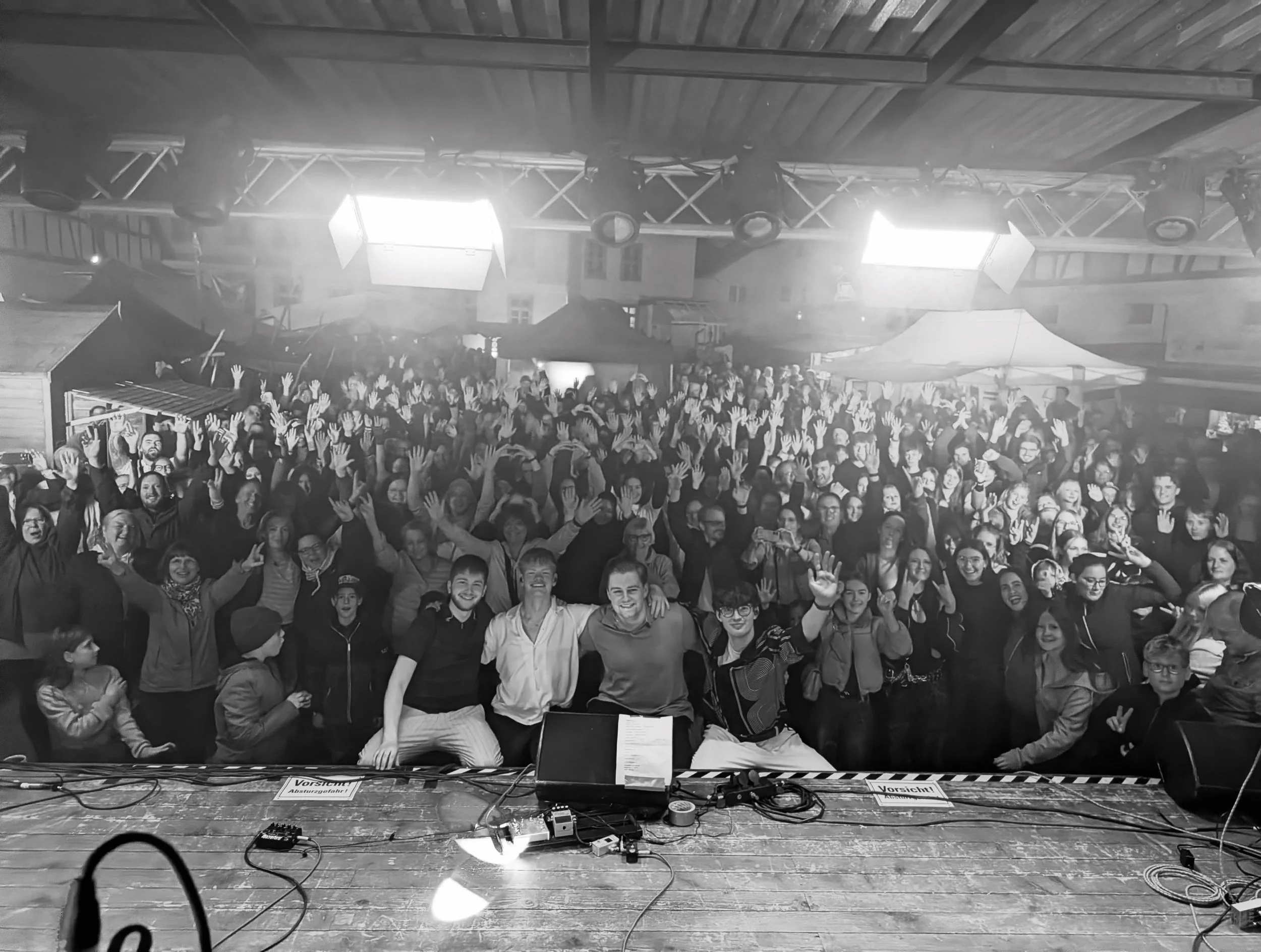 Zu Hause ist&rsquo;s immer noch am sch&ouml;nsten - Danke Elze ❤️

Nach fast 2 Jahren konnten wir endlich wieder ein Konzert in Elze spielen und sch&ouml;ner h&auml;tte es glauben wir kaum werden k&ouml;nnen - was ein Publikum, was ein Abend, s&auml;