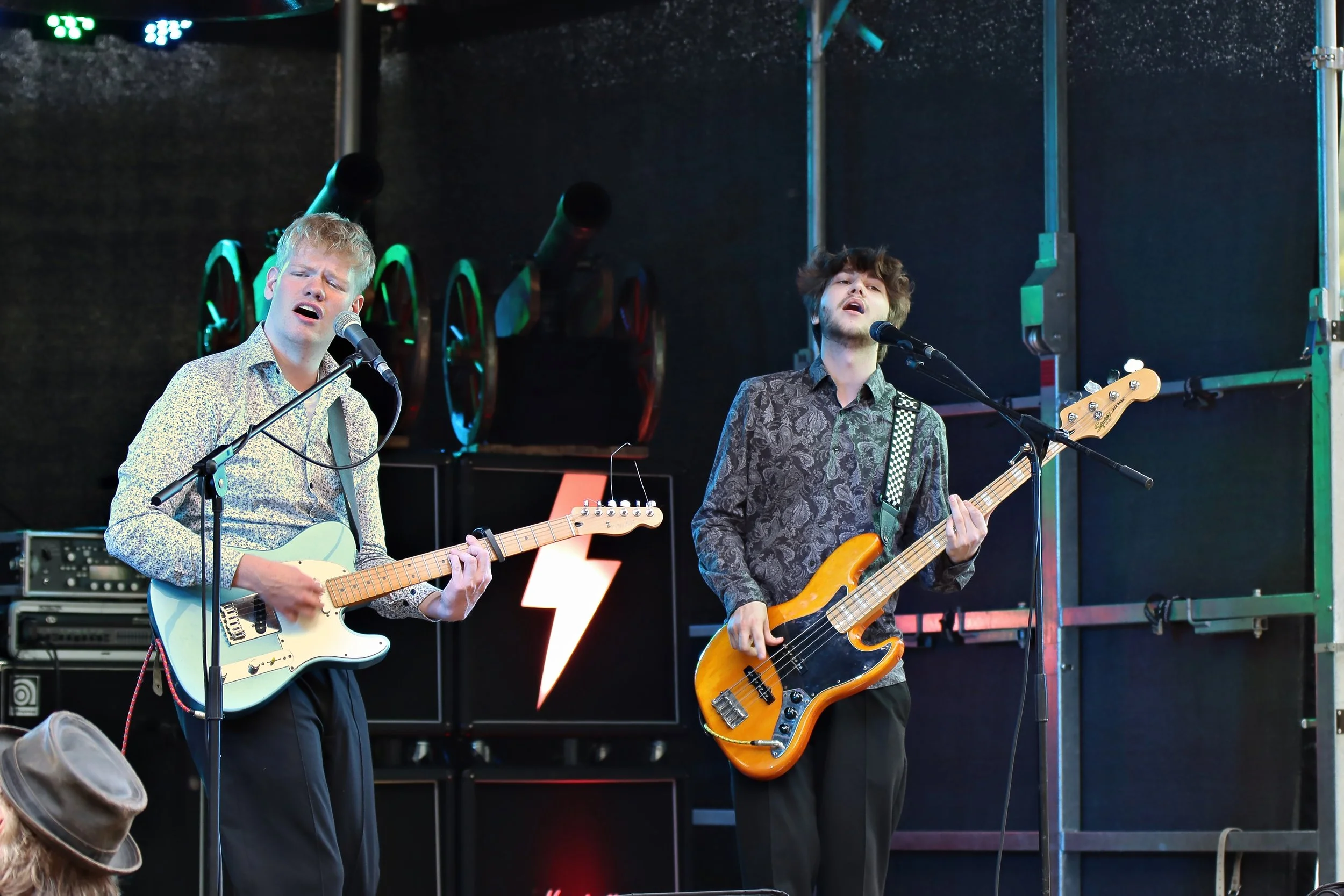 moritz und justus singen.jpg