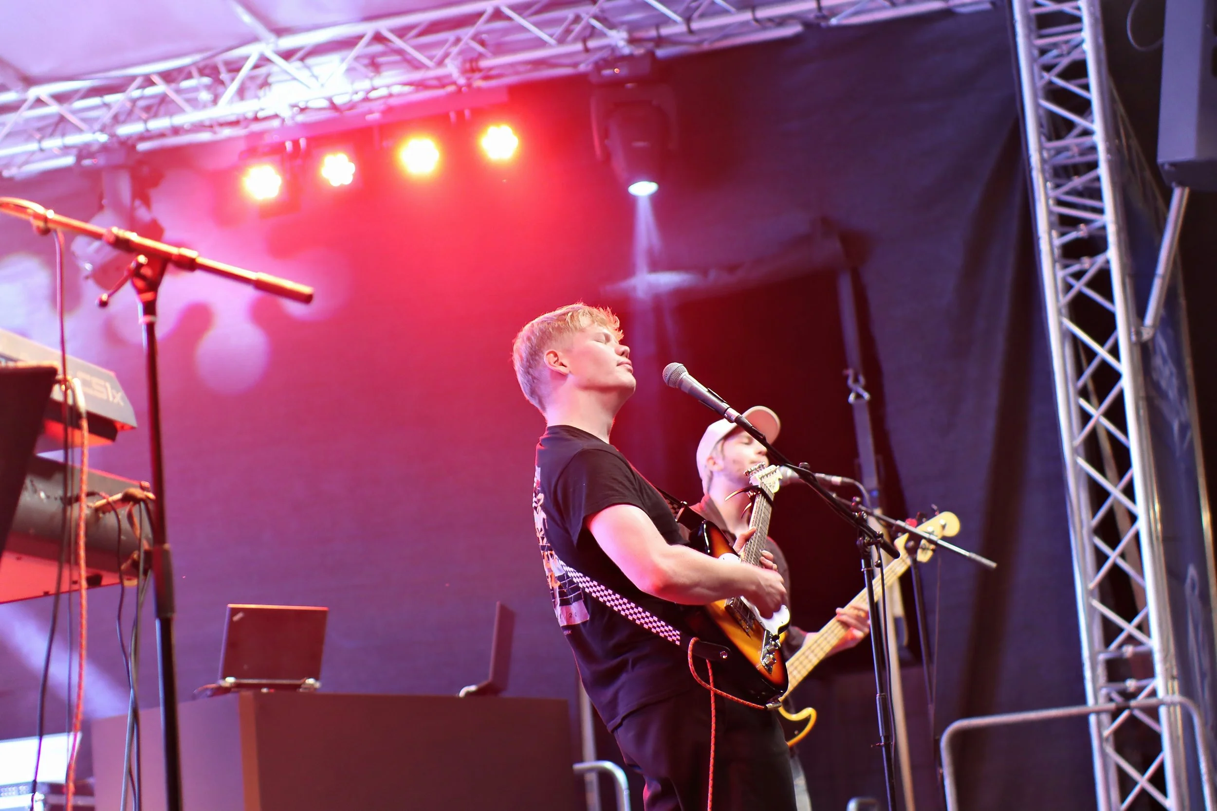 Alfeld Stadtfest Justus singt (15).jpg