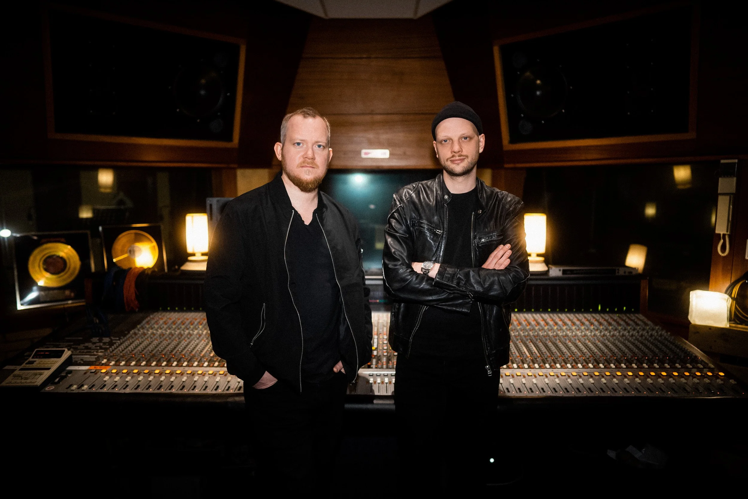 Zwei Männer in einem Tonstudio vor einem Mischpult.