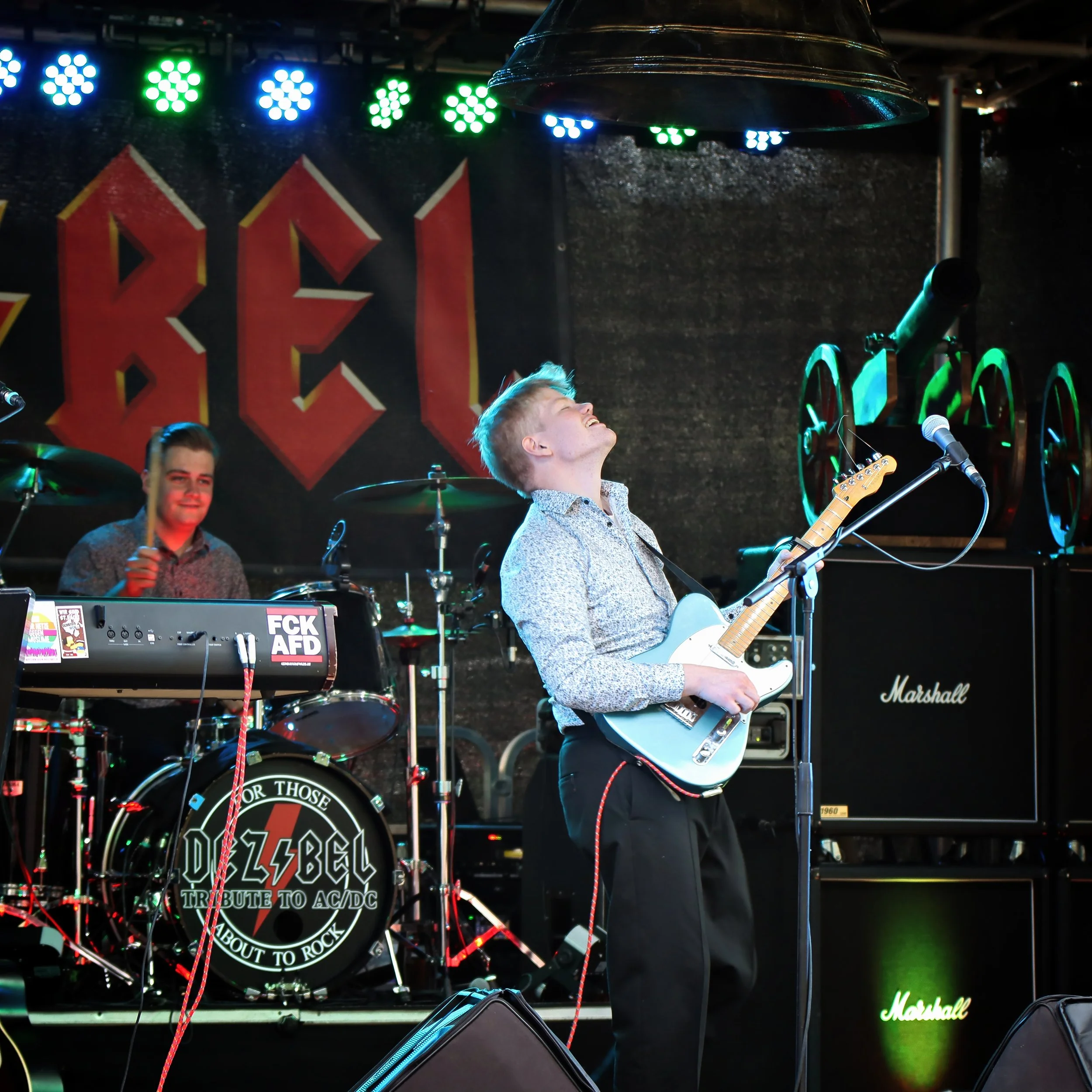 justus lacht krass attraktiv.jpg