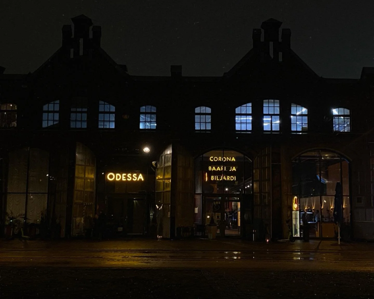 On hanget korkeat, nietokset &ndash; tai sitten ei. Toivotamme vallitsevasta pimeydest&auml; huolimatta eritt&auml;in mukavaa, valoisaa ja rauhaisaa joulua ihan kaikille! 🌟

Alkuviikko menn&auml;&auml;n viel&auml; normaalisti, baari on avoinna siis 