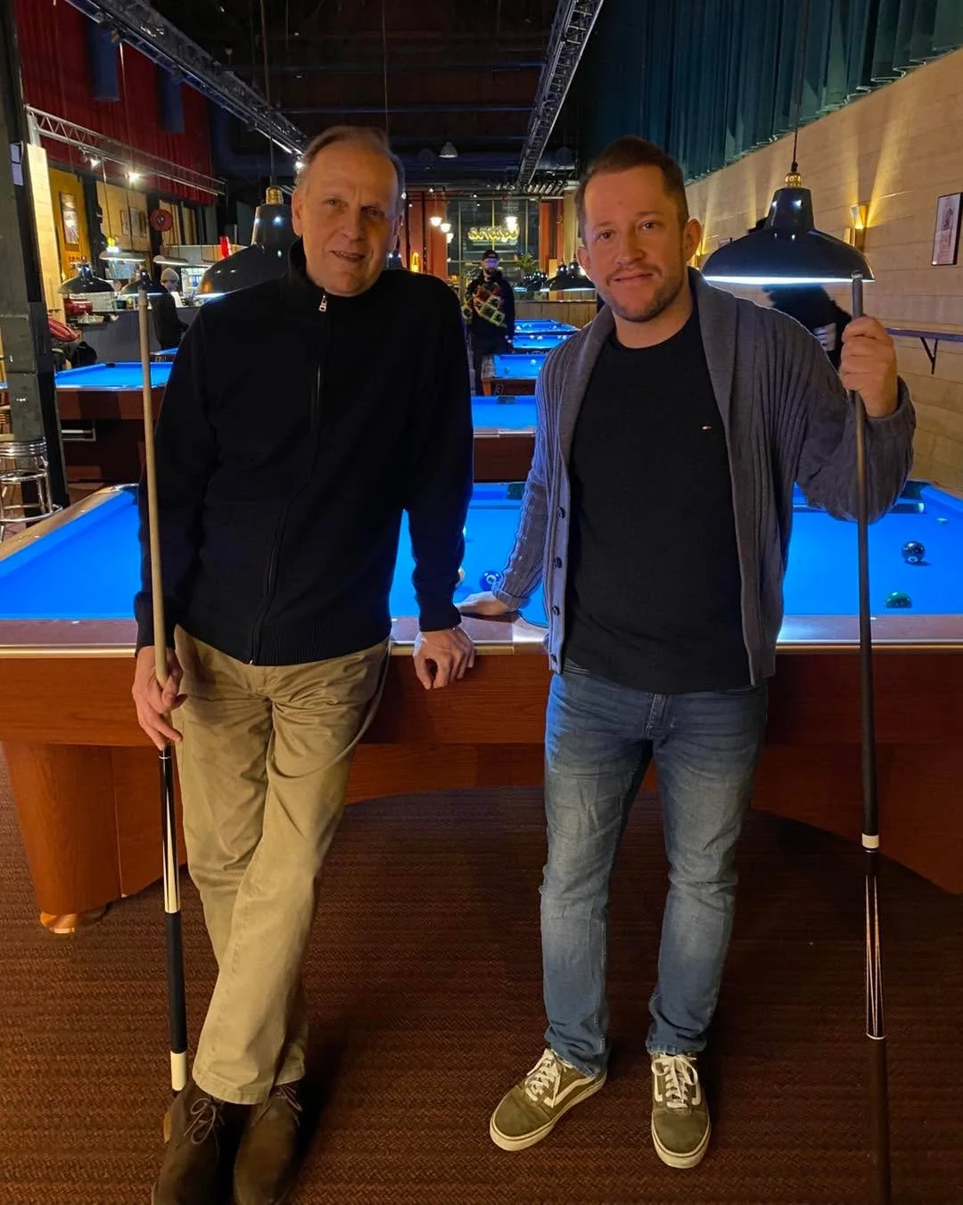 Viime vuoden lopulla alkaneet biljardiviikkokisat ovat tuoneet Coronan maanantai-iltoihin mukavaa p&ouml;hin&auml;&auml;! 

Kuvassa viikkokisojen is&auml;nt&auml; Toffa sek&auml; Corona-konkari Kaide, jotka ovat varmasti tuttuja kasvoja kaikille jo E