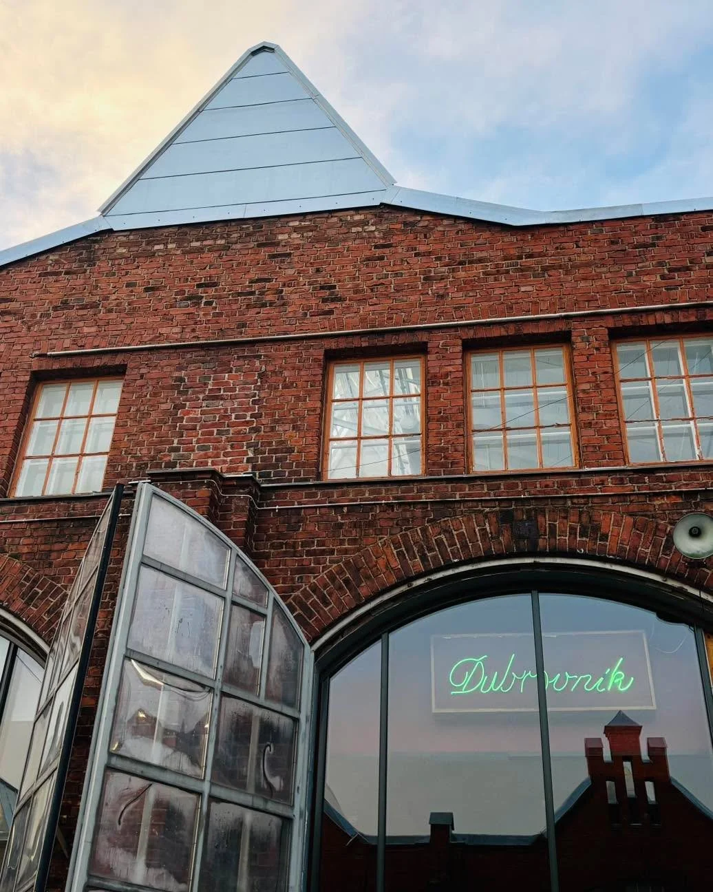 Eilen Dubrovnikin puolella j&auml;rjestettiin j&auml;lleen vinyylilevyiltamat. Monet upeat albumit ja musiikkiaarteet l&ouml;ysiv&auml;t tiens&auml; uusiin koteihin. ❤️

Seuraava vinyylilevyilta keskiviikkona 6.5. klo 16-20. Paa kalenteriin! 

#dubro