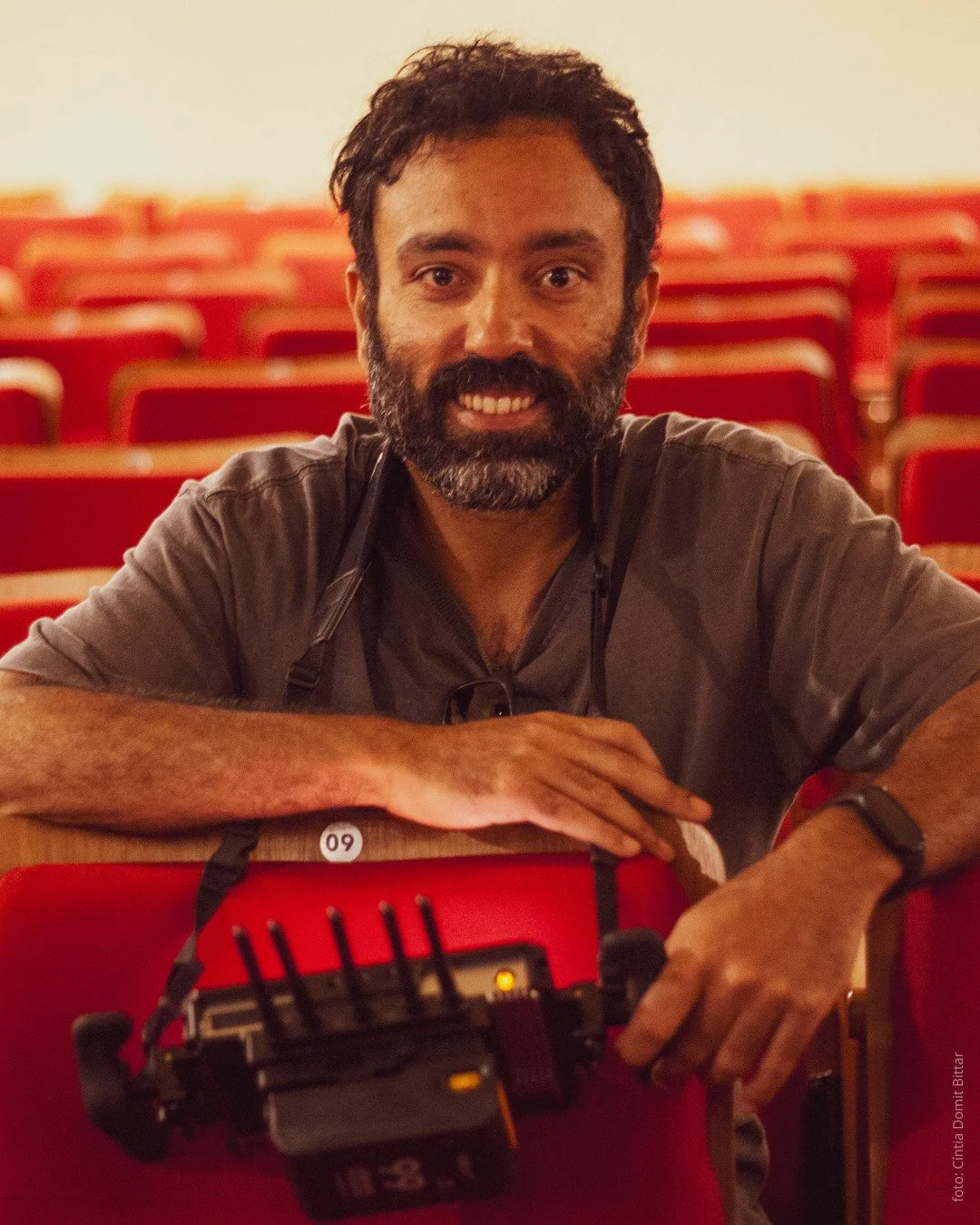 Todo monumento &eacute; um gesto pol&iacute;tico.

Nosso parceiro do som direto e da m&uacute;sica Daniel Becker trocou os fones pelo viewfinder e estreia na dire&ccedil;&atilde;o com o curta doc MONUMENTO BARB&Aacute;RIE, rodado neste janeiro.

O fi