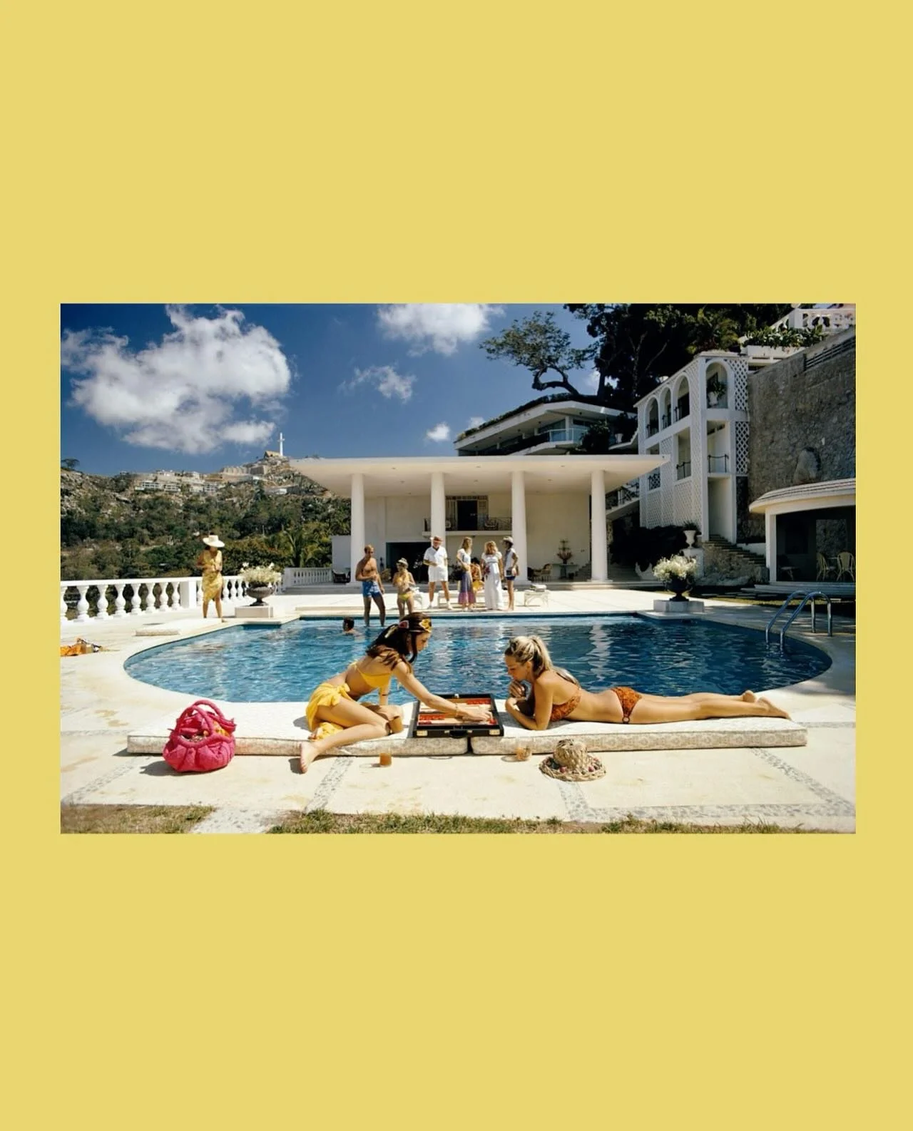 Photography documenting a game that’s been played by people of all walks of life for over 5,000 years: Backgammon. 
 
1. 1975 - Slim Aarons “Backgammon By The Pool” @slimaaronsofficial @bedwinner 
2. 1986 - People playing Chess and