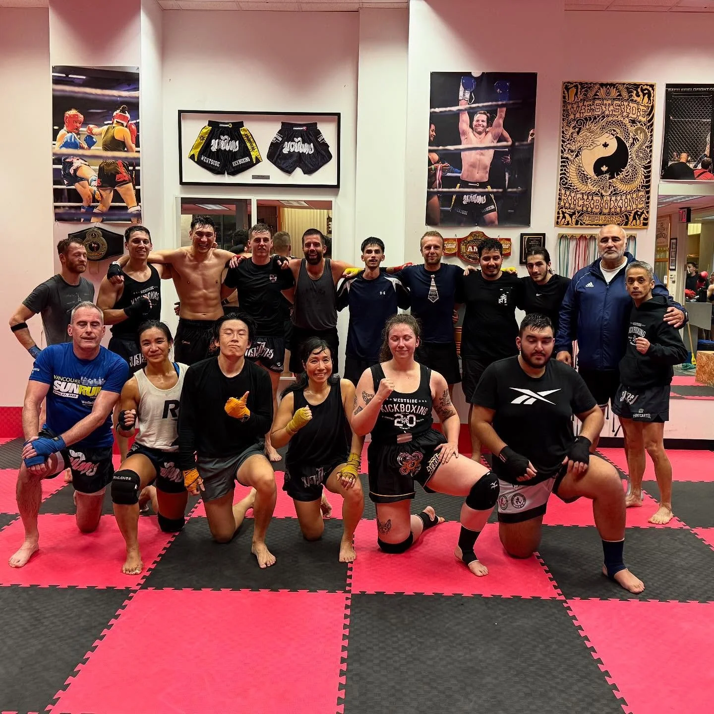 Thanks to @muay_thai_bc Technical Director @afshin_irn bringing his crew over for some fun & friendly rounds! Love to share techniques & training with the BC Muay Thai community!!
#muaythai #vancouver #kickboxing