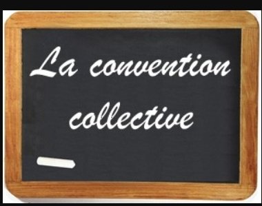 Piste d'athlétisme rouge avec lignes blanches et numéros 22 et 23 à l'avant, entourée d'une zone verte et de pavés noirs.