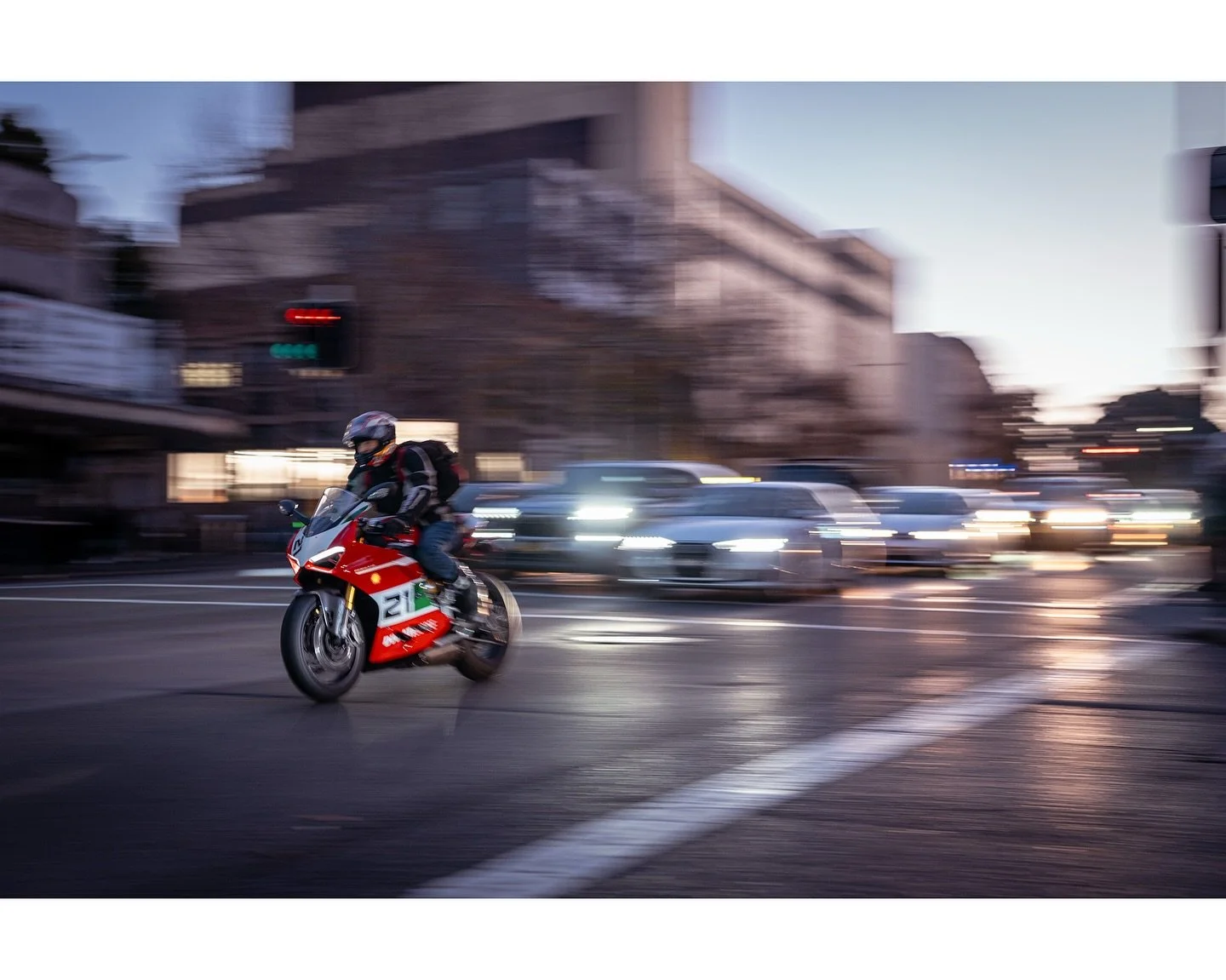 Escape
.
.
.
#motorcycle #motorbike #motion #streetphotography #lights #photography