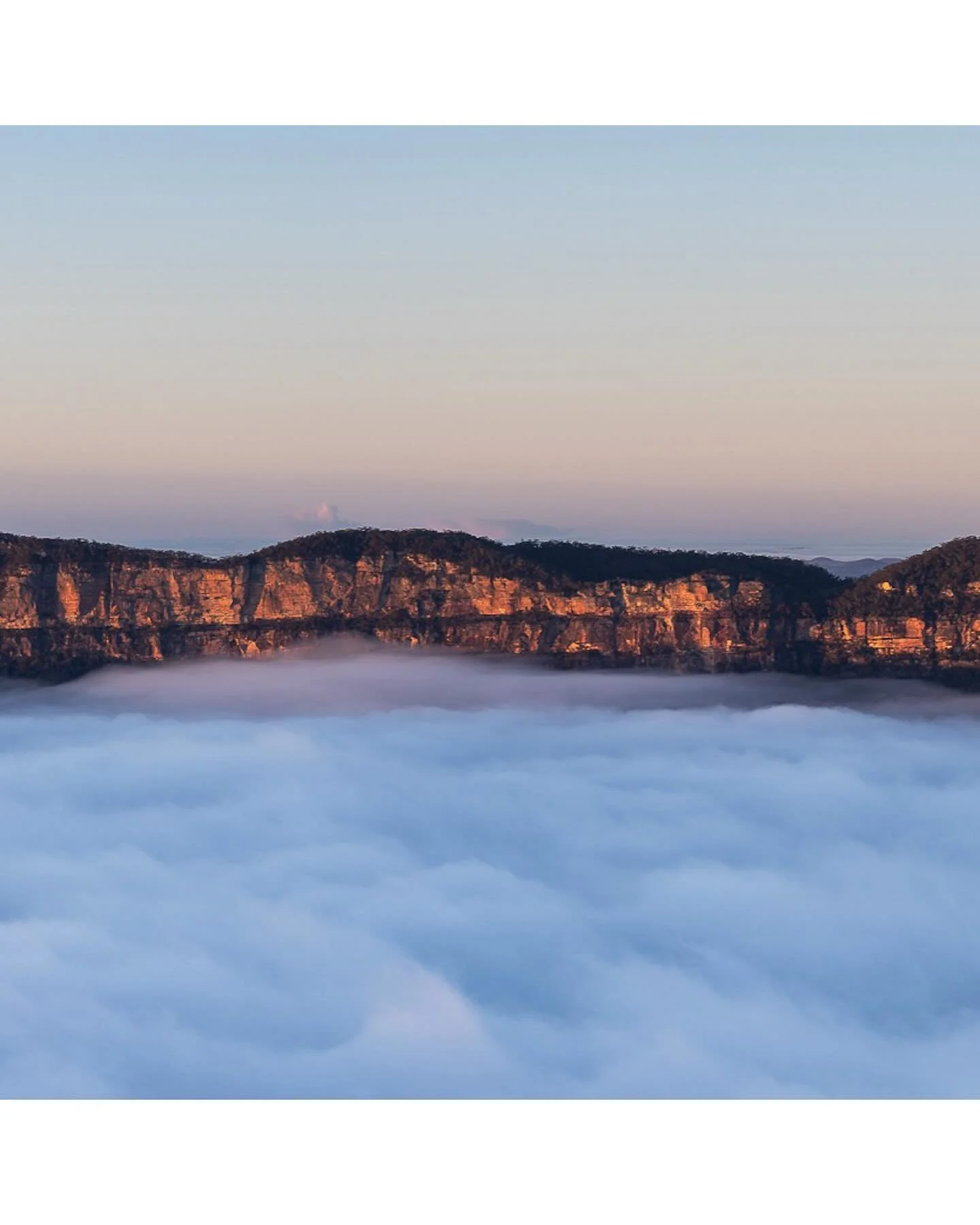 Solitude
.
.
.
#mountain #mountains #mist #sunrise #landscape #landscapephotography #nature #naturephotography #sky #clouds