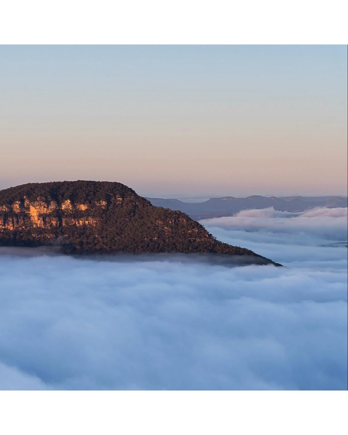 Solitude
.
.
.
#mountain #mountains #mist #sunrise #landscape #landscapephotography #nature #naturephotography #sky #clouds