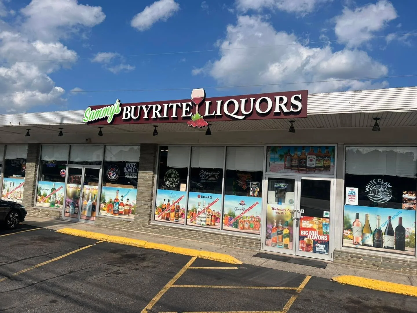 sammys.buyriteπ· Hello Wethersfield!
If you’ve been missing Quiet Corner Winery wines, we’ve got great news—our bottles are now available at sammys.buyrite π
Even better? They’re crafted with zero sugar per serving, so you c