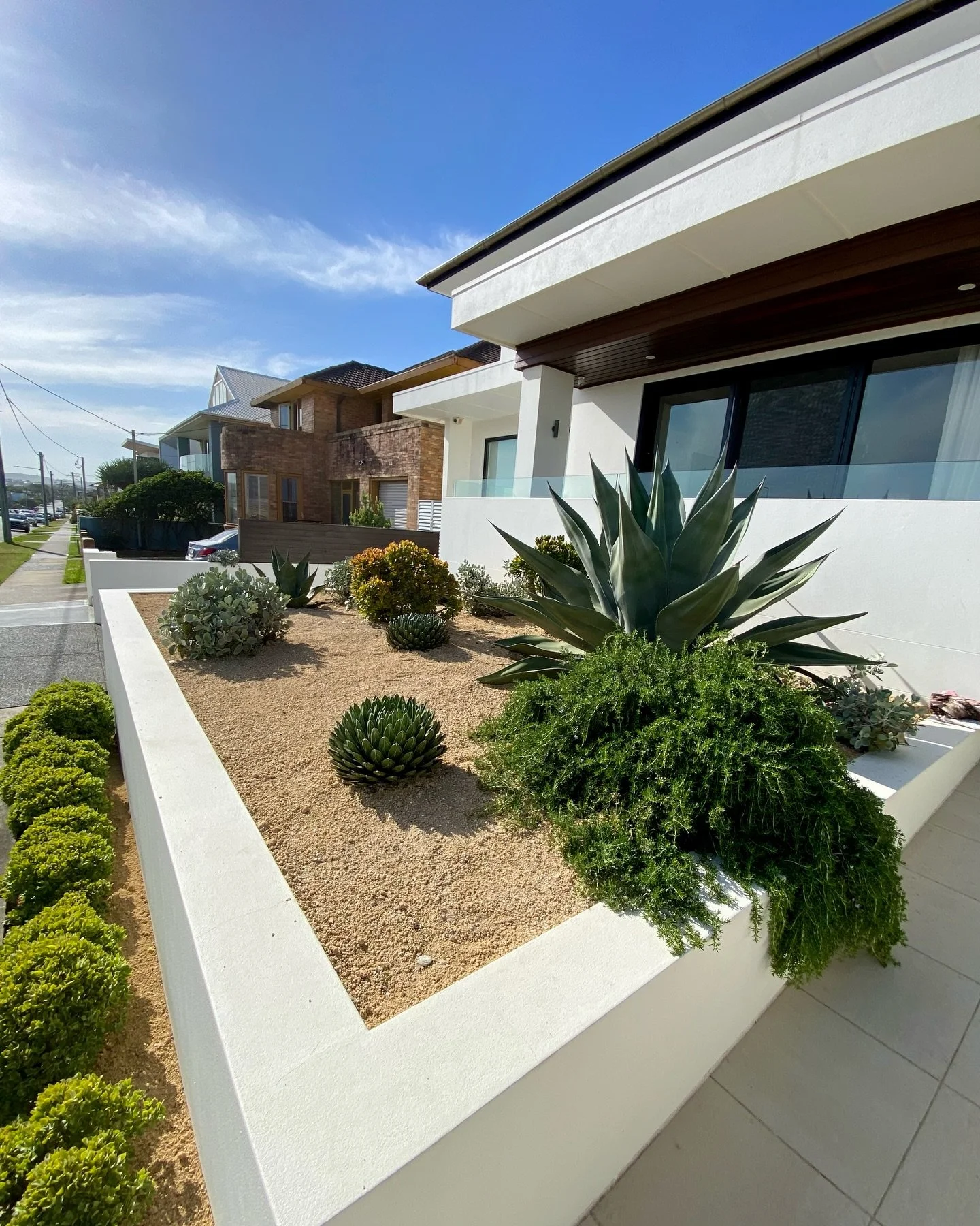 Rainy end to the week so here&rsquo;s some of the work that I&rsquo;ve been doing lately ✌️

1. Refresh of this coastal garden in Bar Beach.
2. Buxus &amp; Murraya hedge trim in New Lambton Heights.
3. Lawn renovation in Mayfield.
4. Lilly Pilly trim