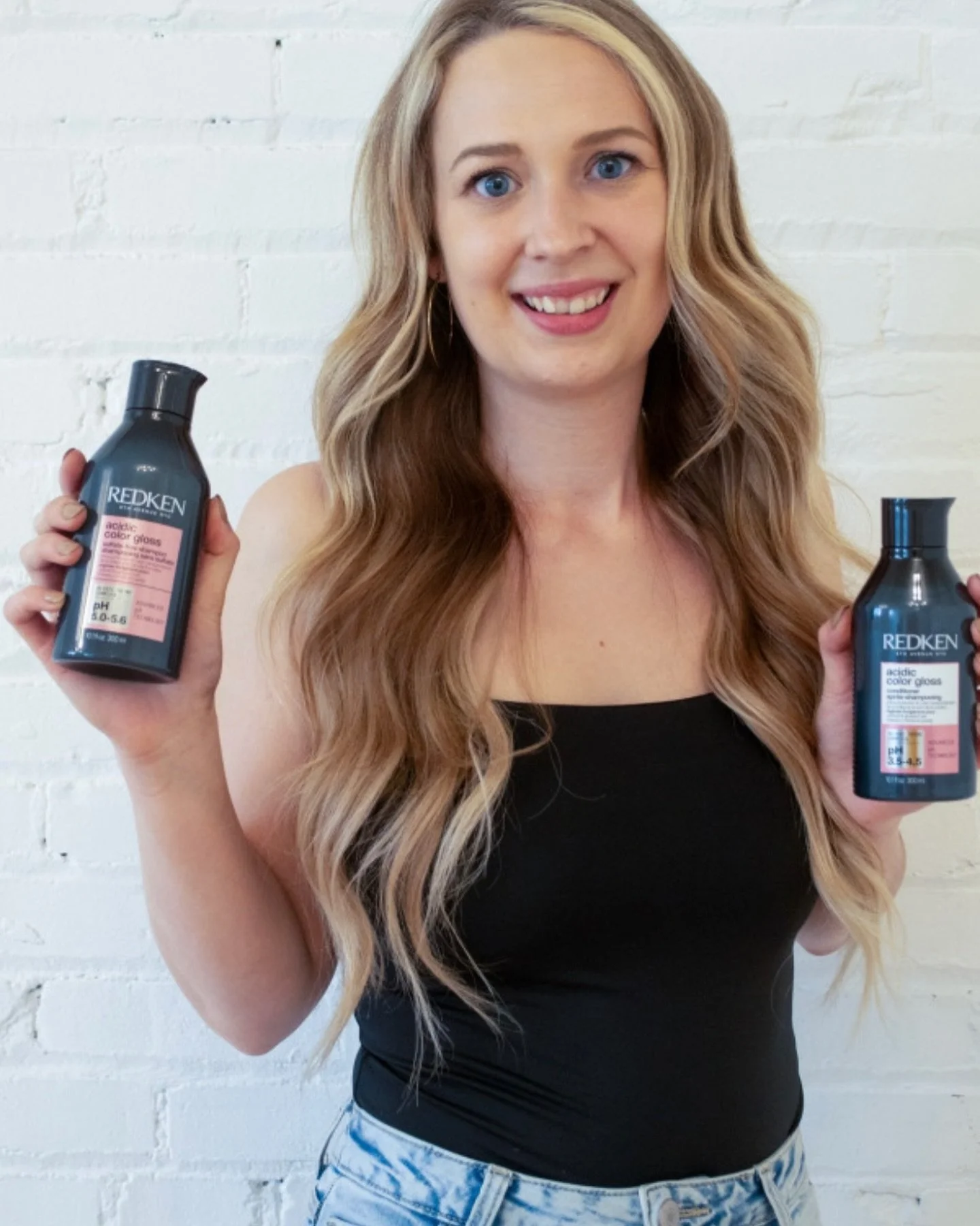 OBSESSED with the acidic gloss collection!! 😍 I've tried the shampoo, conditioner, oil, and mask, and they're all ✨amazing✨. Unlike traditional products, this line doesn't weigh your hair down. It works by adjusting the pH level to infuse your hair 