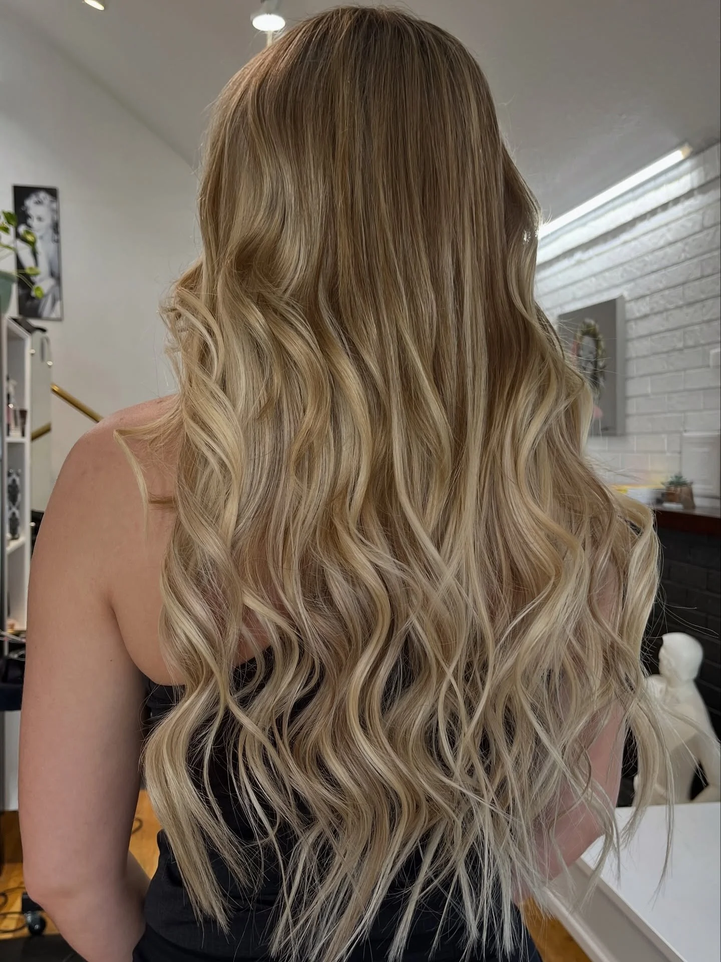 Holiday hair magic in Regina ✨ Nothing beats a fresh colour + extension refresh right before the celebrations. Who&rsquo;s ready for a December transformation? 🎄💇&zwj;♀️ Booking link in bio.

#SaskatchewanBeauty #BehindTheChair #HairArtist #SalonLi