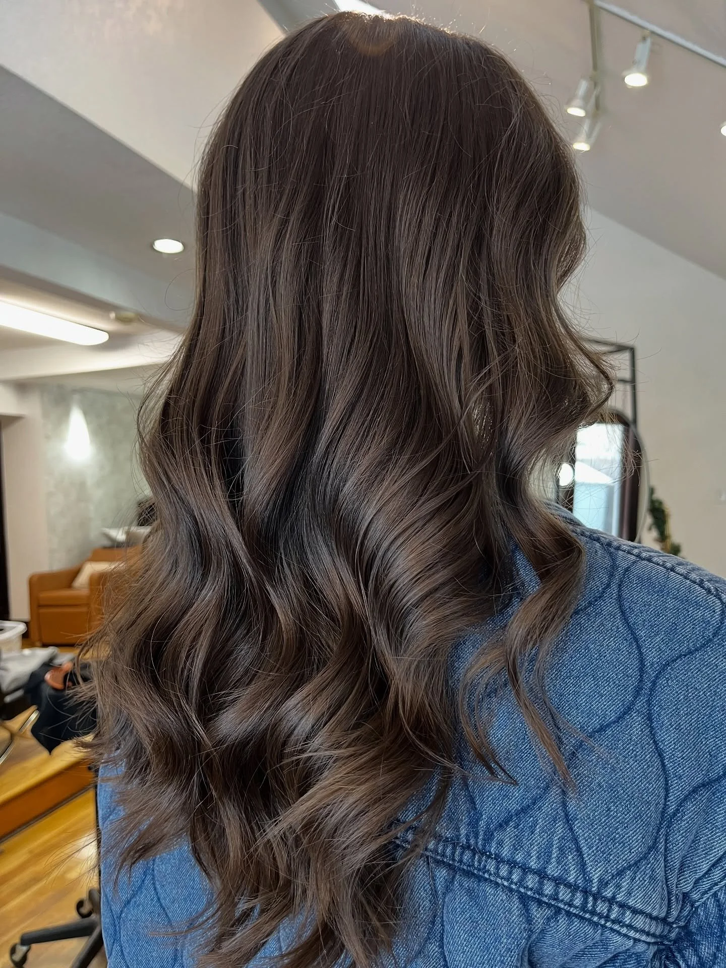 Holiday-ready ✨ soft waves = Christmas magic. If you&rsquo;re coming in this week, prepare for warm drinks, cozy vibes, and festive hair.

How stunning is her natural colour 😍 nothing like a fresh cut and some waves to kiss 2025 goodbye 💋