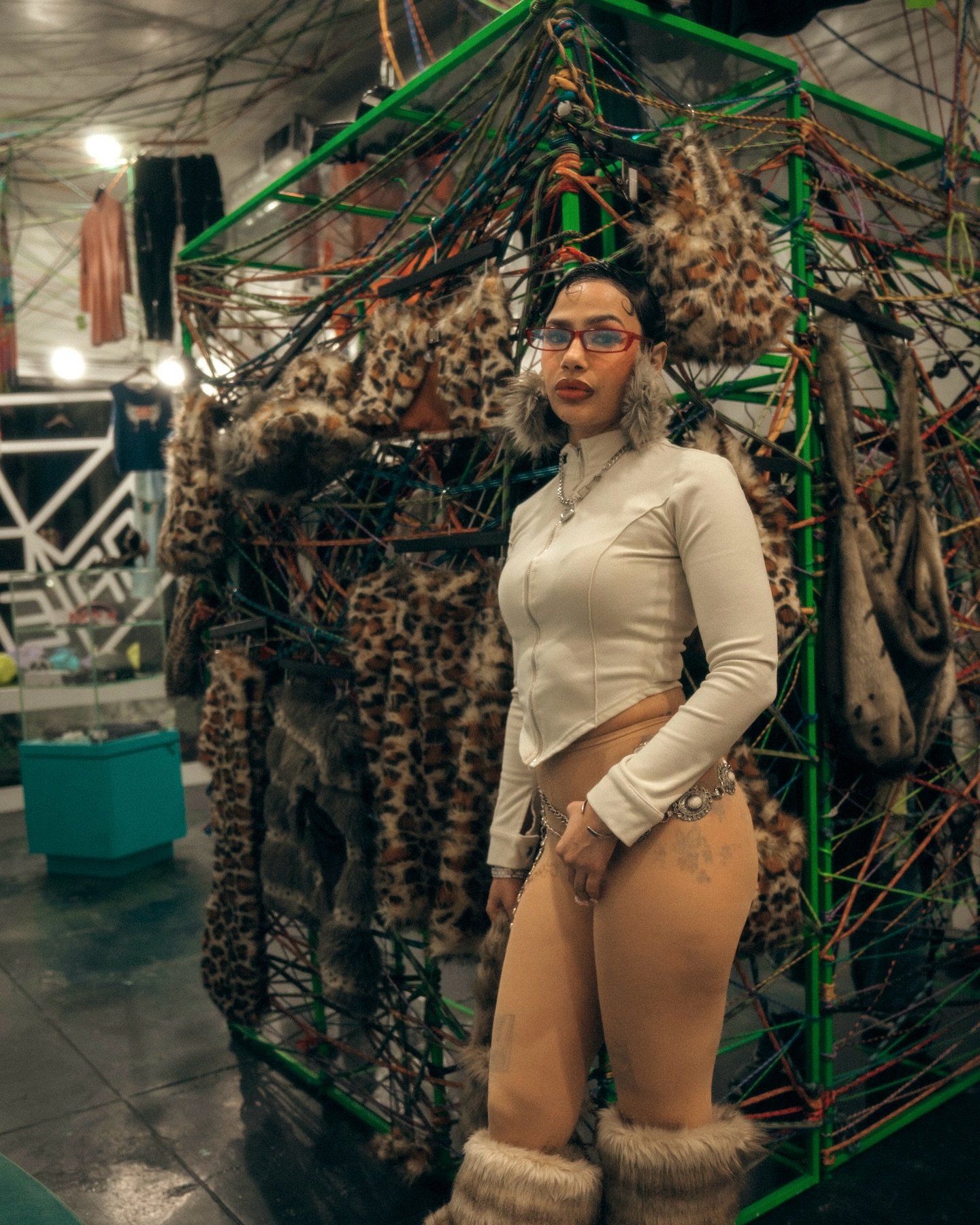 ✶⋆.˚ INTERViEW with Uzumaki Cepeda! ˎˊ˗💖⚡️💋
meet Uzumaki Cepeda (@uzumaki.gallery), a Bronx-born, Los Angeles-based contemporary textile artist! Uzumaki recently dropped her latest clothing collection KittyKat back in January and celebrated with a