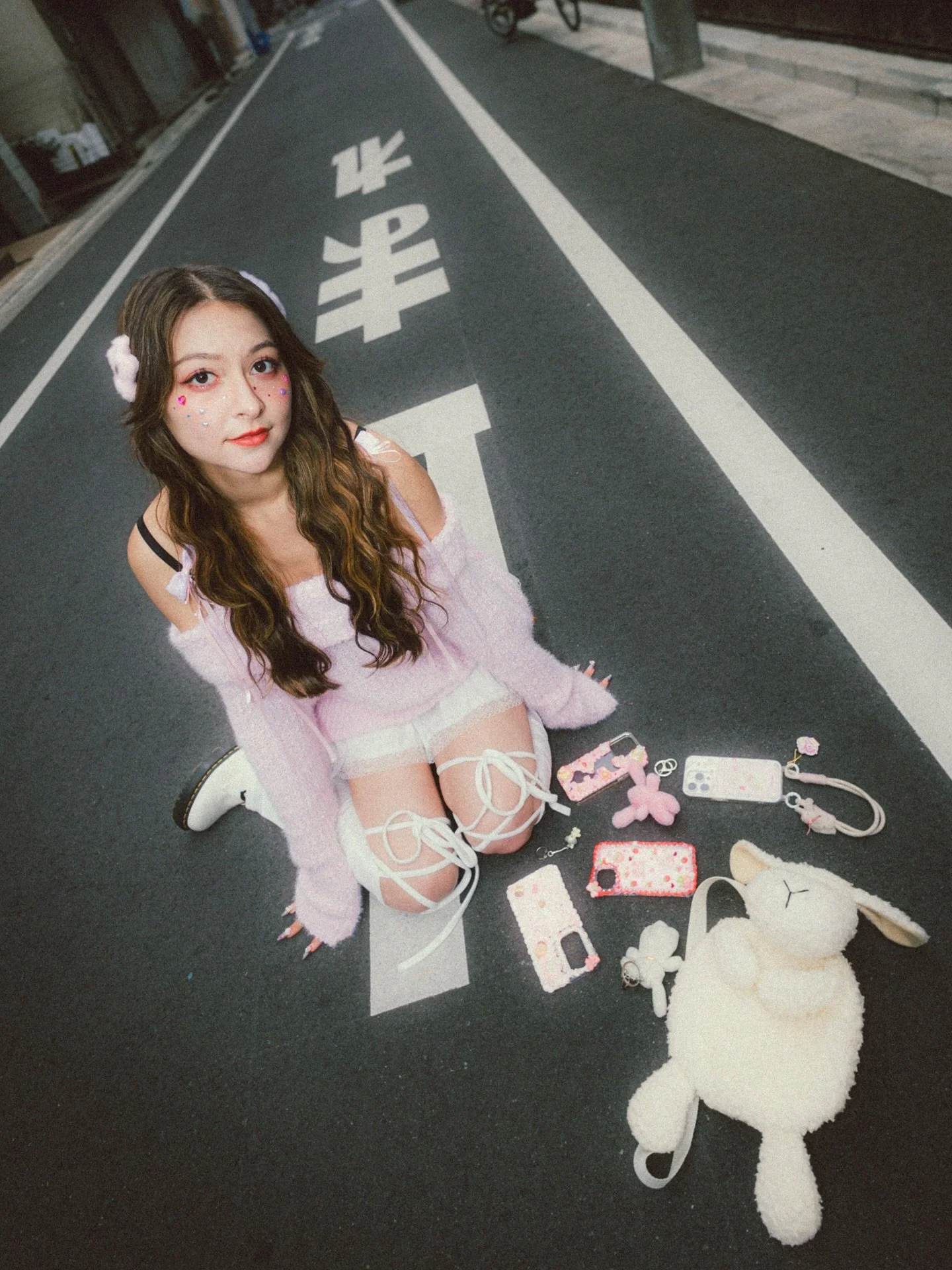 Meet @sionk_tkyo , born and raised in Tokyo, her personal style is influenced a lot by the thrift town she lives in.
For our global shoot, ”One Look Many Homes”, Sion reimagined our white mini + pink sweater look with her fave trinkets,