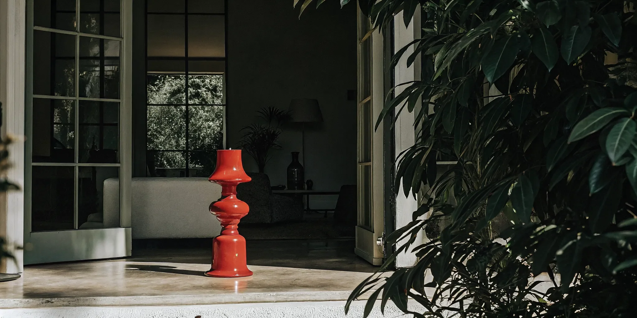 Bold Colors in a Minimalist Room: The One-Object Guide