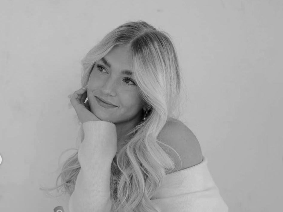 Grace Estle Scottsdale Blonde Hairstylist