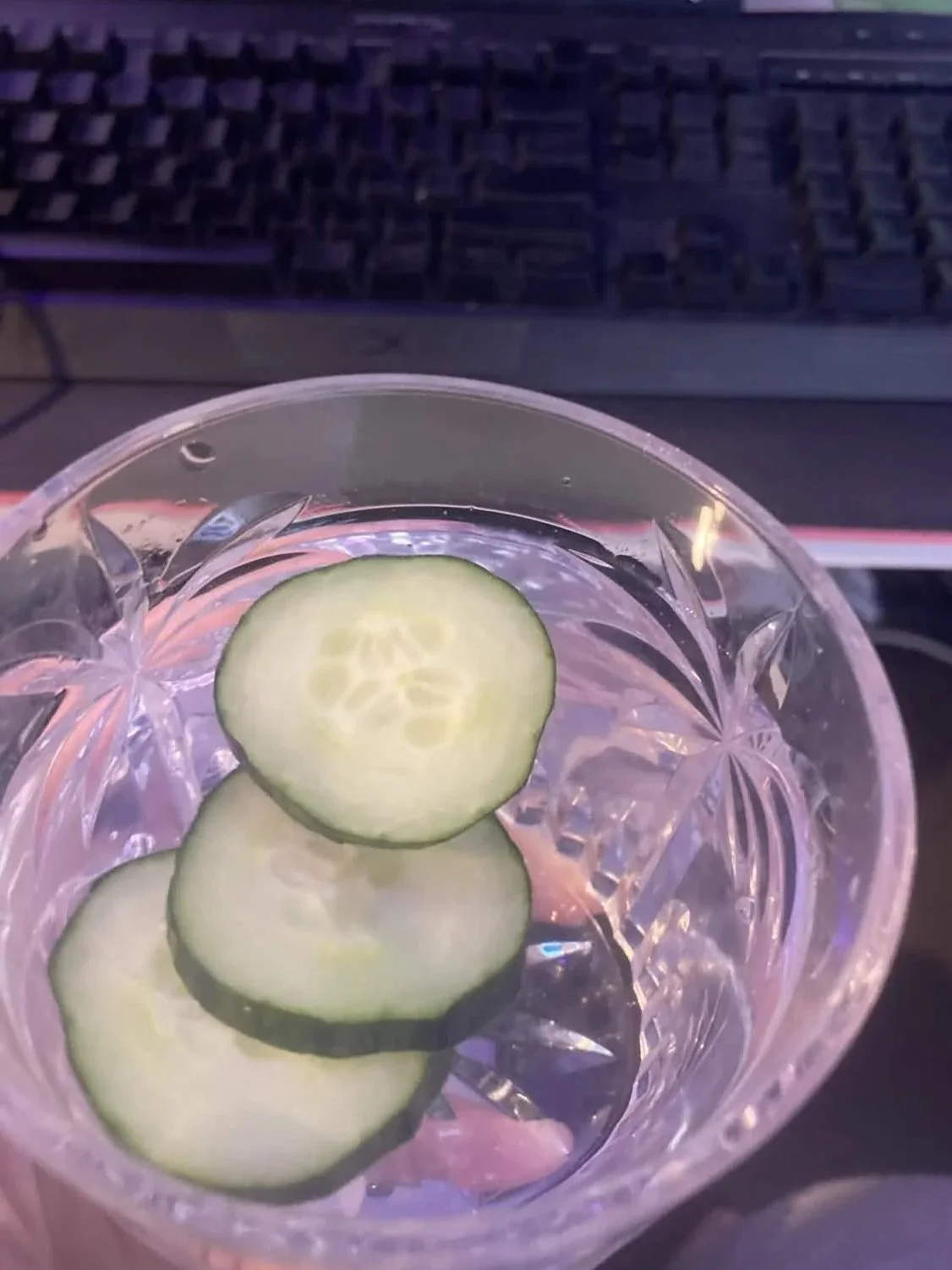 REFRESHING CUCUMBER WATER IS A POWER OF NATURAL FLAVOUR ,HYDRATES THE BODY ,HELPS REPLACE A SUGARY DRINK AND SUPPORTS WEIGHT LOSS ,WE SHOULD BE DRINKING MORE OF IT ,AS THERE ARE MANY GOOD QUALITIES FOR DRINKING THE H2O.