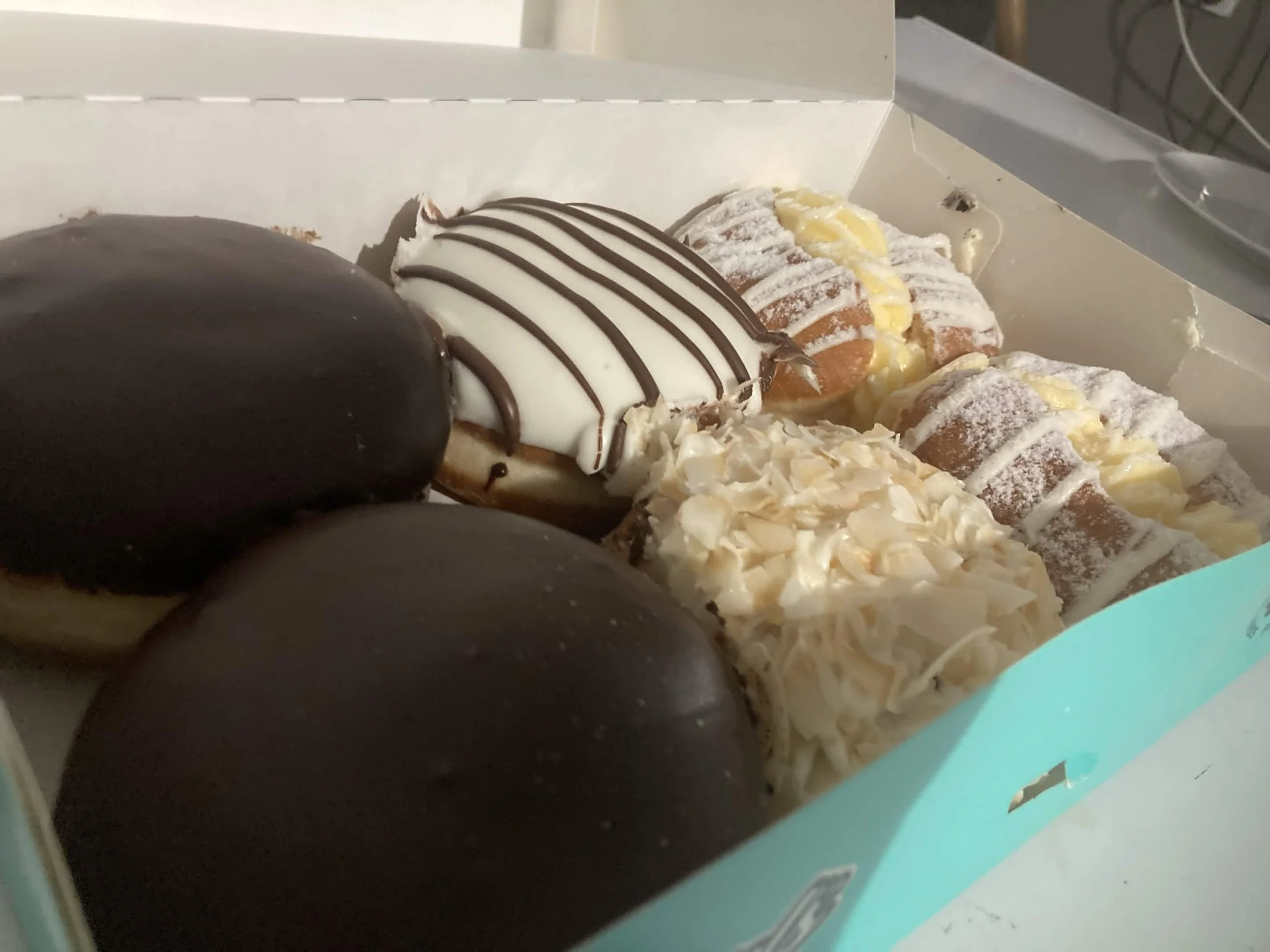 A SPECIAL DOUGHNUT BOX TO SHARE