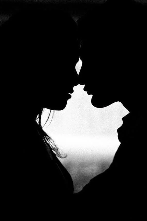 Silhouettes face à face en noir et blanc évoquant une expérience sensorielle dans un salon de massage à Namur.