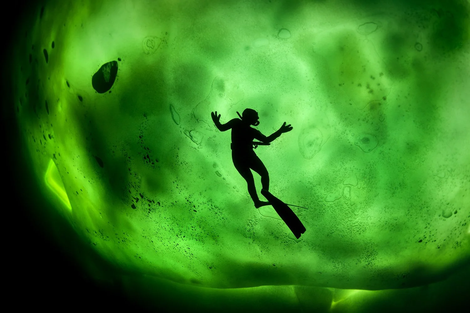 freediver-under-ice-arctic-russia.jpg