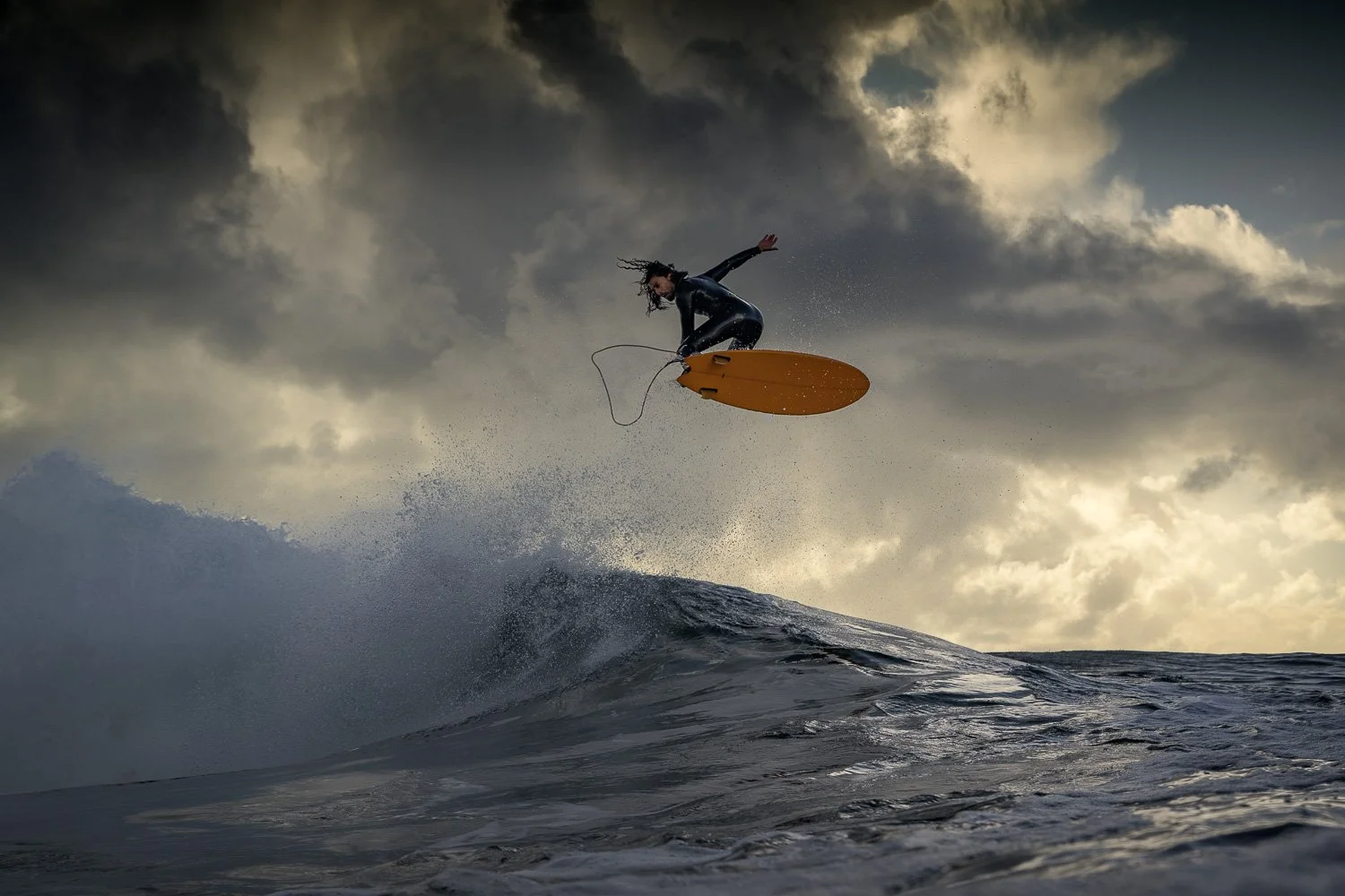 surf-aerial-action-dark-sky-adrien-toyon.jpg
