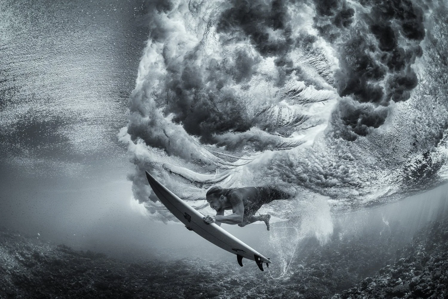 underwater-surf-duck-dive-dramatic-wave.jpg