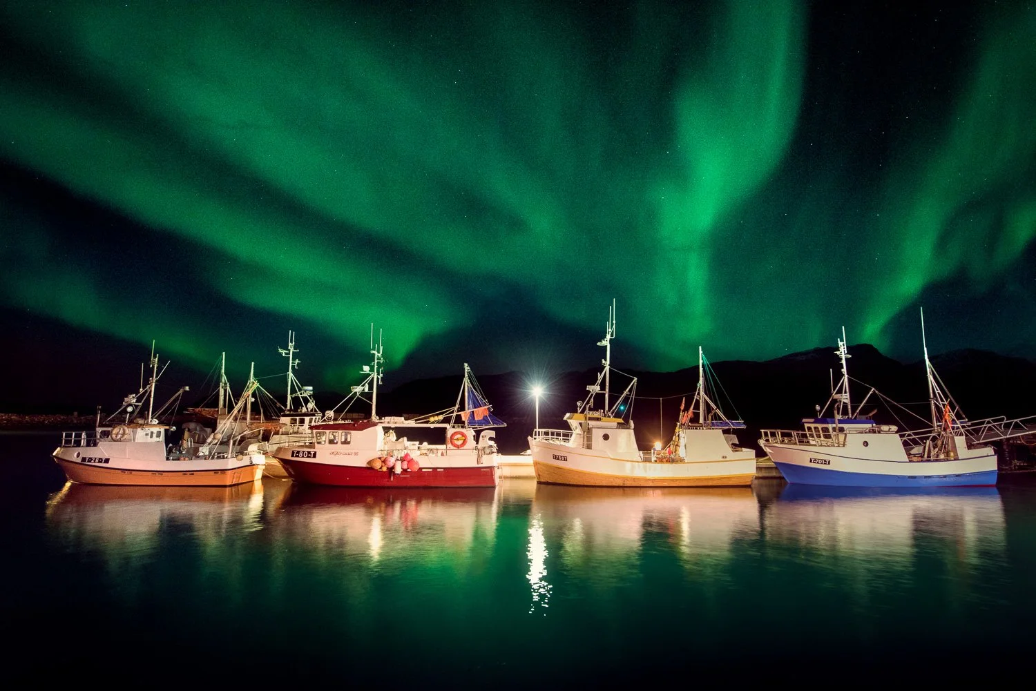 norway-fishing-boats-northern-light.jpg