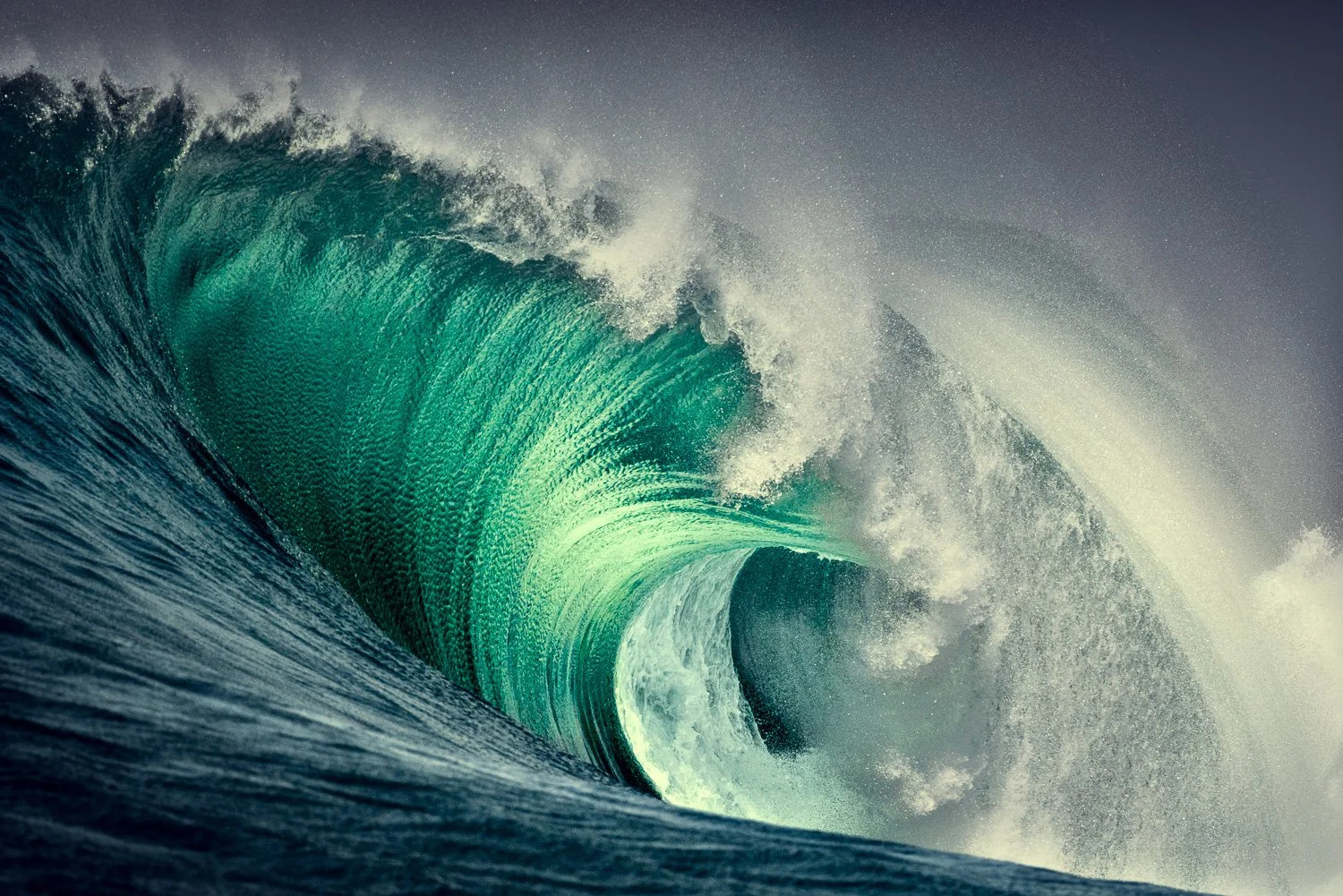 aileens-powerful-ocean-wave-ireland.jpg
