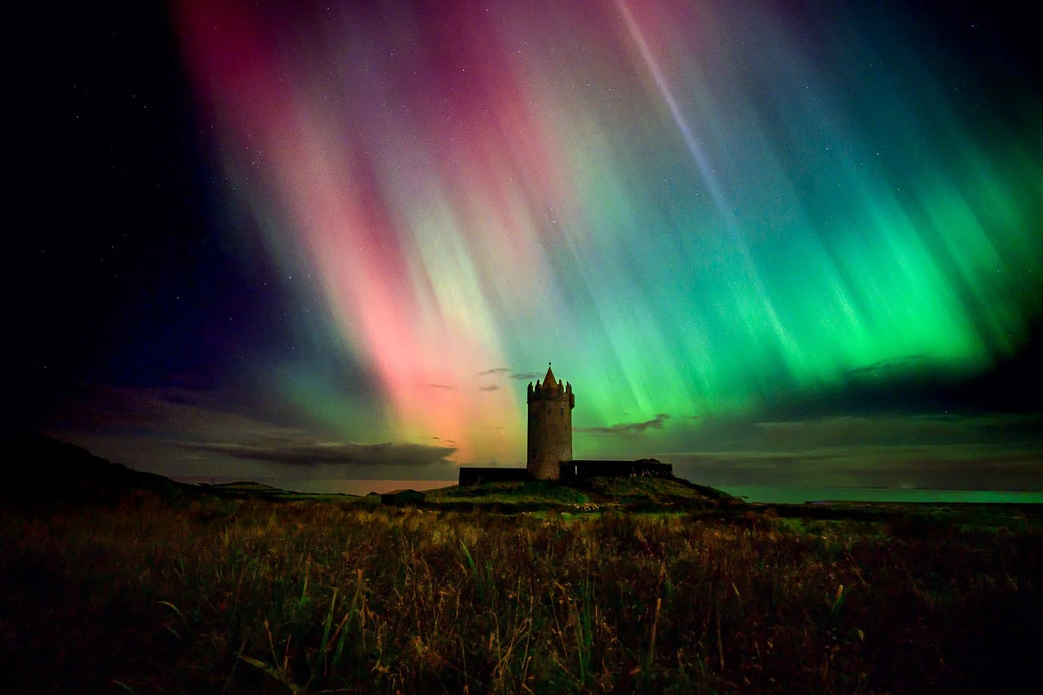 northern-lights-doolin-castle-ireland.jpg