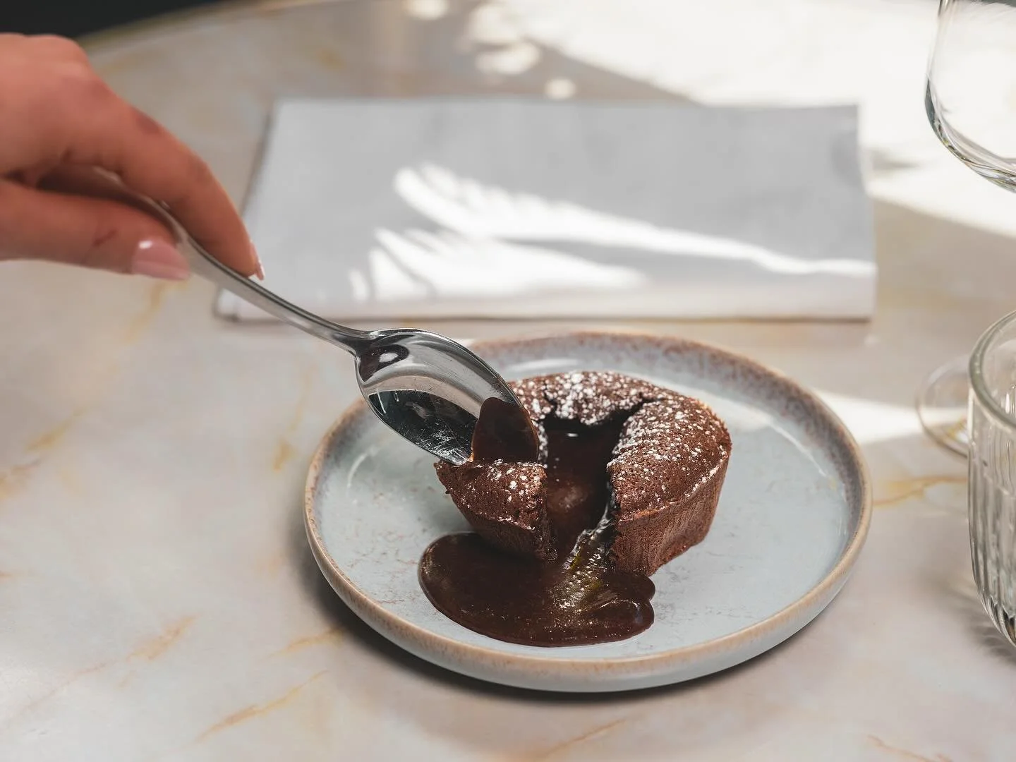 🧑🏽&zwj;🍳 Le carnet du G&eacute;nie ✨

Chapitre 1 : Le fondant au chocolat 🍫 

Chocolat noir, beurre fondu, sucre, &oelig;ufs et farine. 
C&rsquo;est tout. Mais c&rsquo;est vraiment quelque chose. 

Un dessert simple, oui&hellip; sauf quand c&rsqu