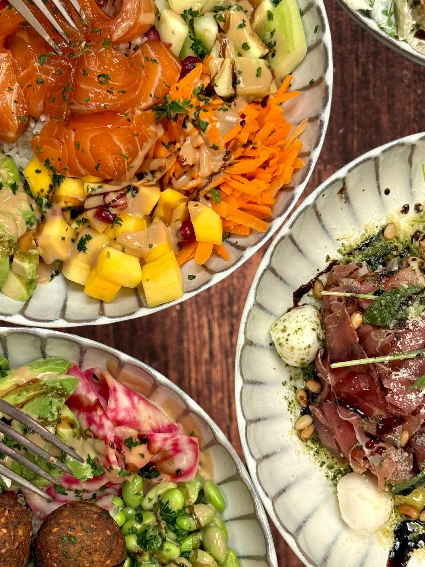 💚✨ Fra&icirc;cheur sous les &eacute;toiles 

Bowl falafel, salade italienne ou bowl sashimi saumon&hellip; et si vous faisiez le plein de fra&icirc;cheur au d&eacute;jeuner ?

&Agrave; savourer sur place ou &agrave; emporter ! 😋
Et pour d&eacute;co