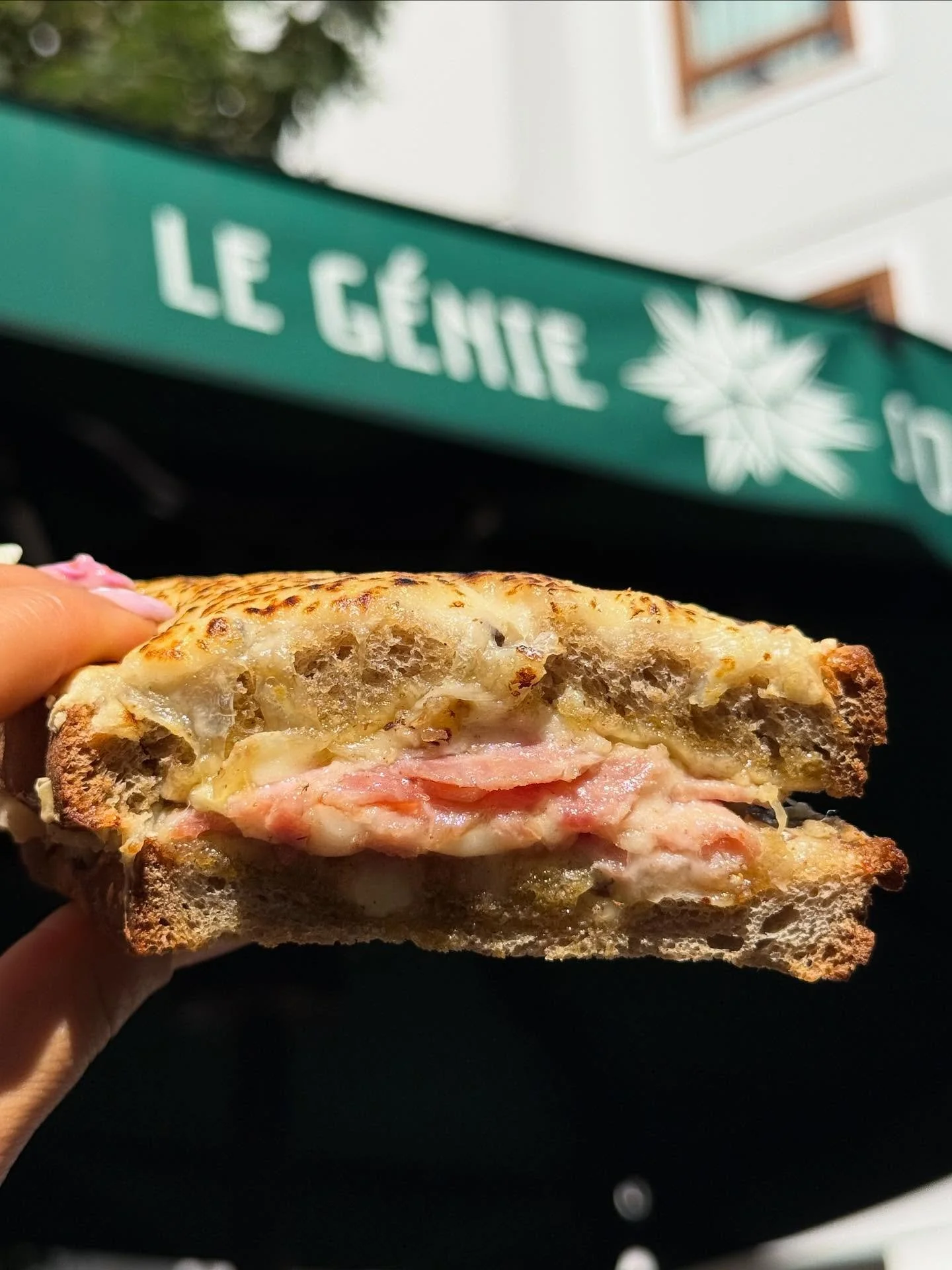 On pr&eacute;pare quelque chose de croustillant&hellip; 👀
Et voici un premier indice : le croque jambon-truffe ✨ 

#GenieEat #ComingSoon #foodparis #food #paris #homemadecooking
