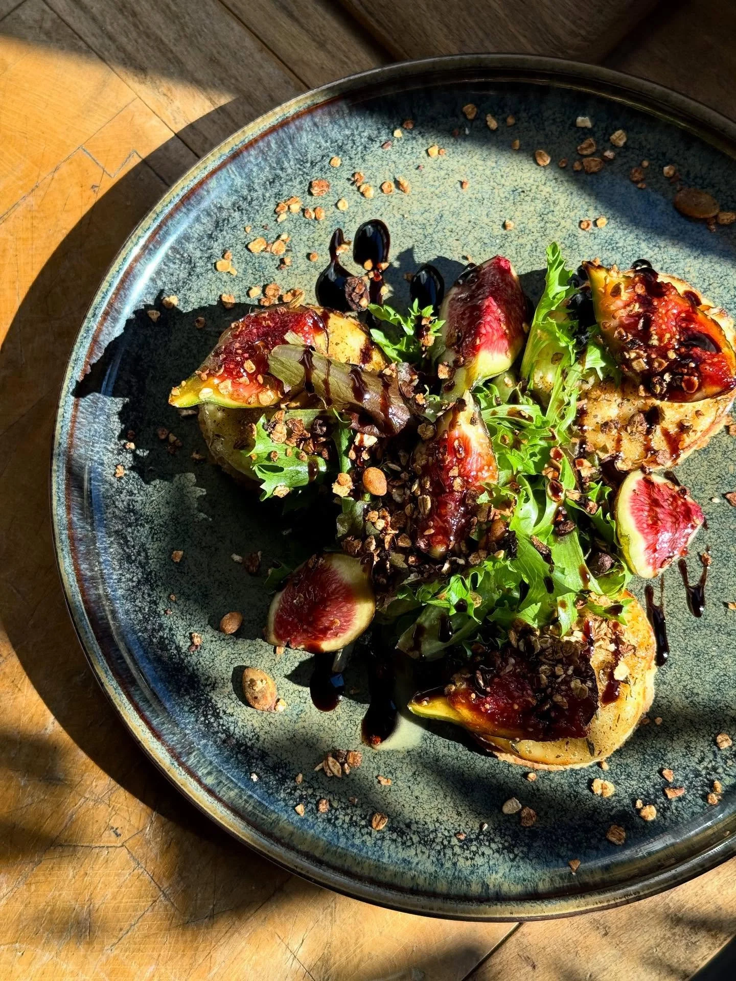 🍂 New fall flavors at Génie Sous Les Étoiles 

Discover our zaatar-roasted Chavignol crottin with fig and homemade granola. 

💌 Reserve your table and come savor it!
