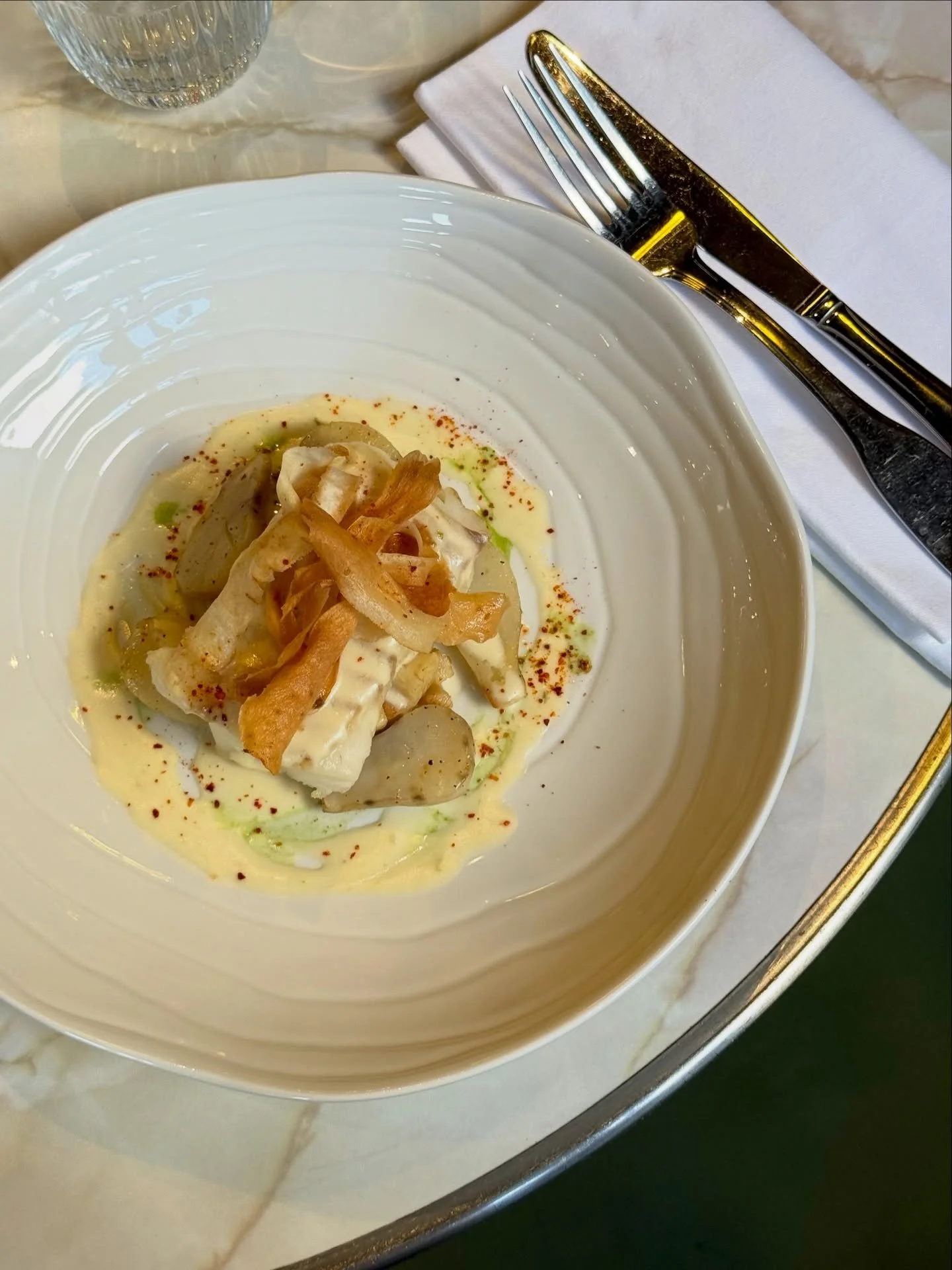 Vous ne savez pas o&ugrave; manger ce soir ? 🏙️

Laissez-vous tenter par notre dos de cabillaud, c&eacute;leri-rave et topinambours au beurre noisette, &eacute;mulsion au combawa et chips de panais. 🤍

#restaurant #paris #oumanger #bistroparis #par