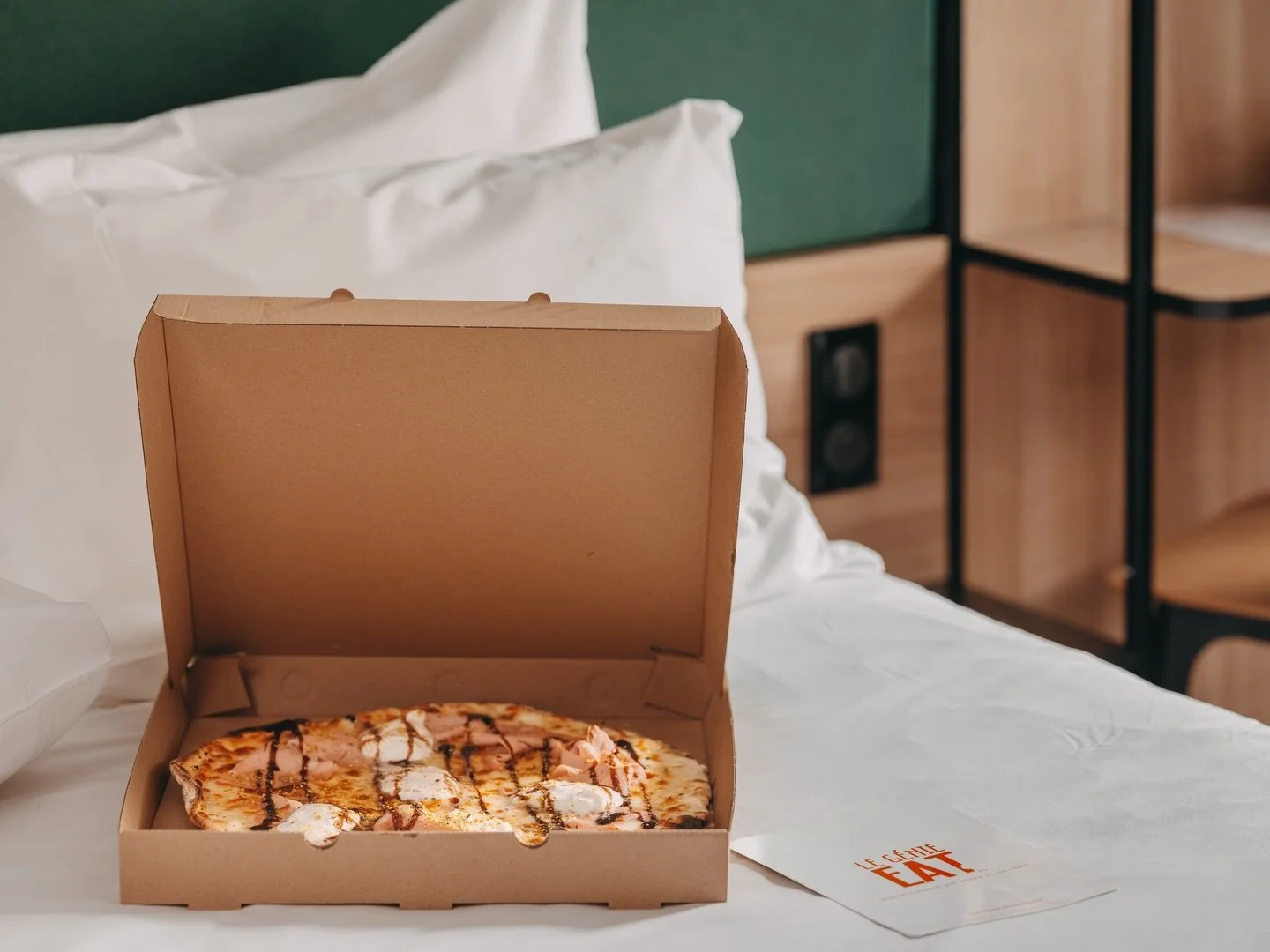 Le week-end, c&rsquo;est maintenant 🤗

Et si vous le commenciez en toute d&eacute;tente ?
Commandez le G&eacute;nie Eat avant 22h et installez-vous confortablement dans votre chambre.

Le programme : z&eacute;ro effort, 100% plaisir 🍕🍔🍟 🫶🏻

👉?