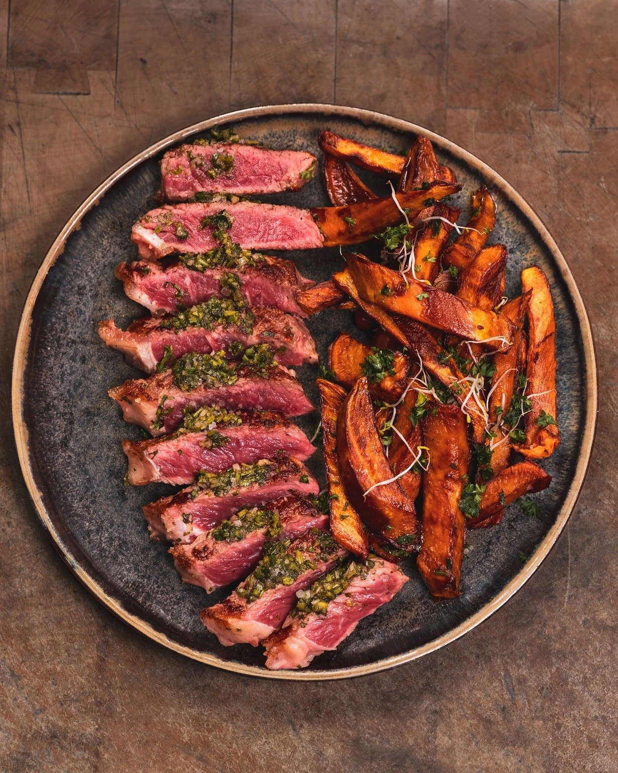 ❤️ Le lundi aussi m&eacute;rite une bonne assiette ✨
Notre nouvelle carte est arriv&eacute;e au G&eacute;nie Sous les &Eacute;toiles, et notre pi&egrave;ce de b&oelig;uf &agrave; la plancha fait son grand retour : tendre, g&eacute;n&eacute;reuse et p