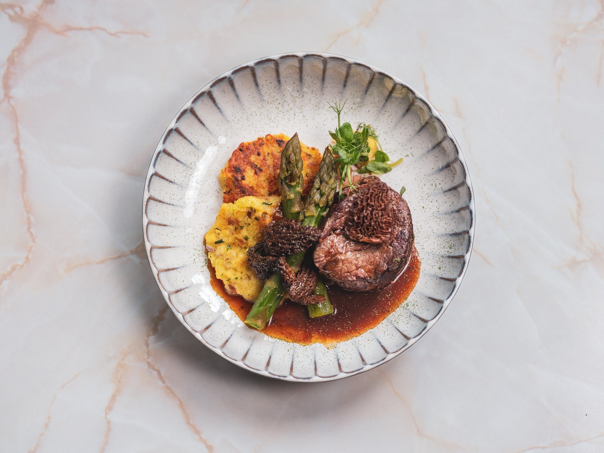 Il fait froid dehors... mais chez nous, les soir&eacute;es sont toujours chaudes, gourmandes et r&eacute;confortantes. 🤎

Notre filet de b&oelig;uf sauce au poivre, accompagn&eacute; d&rsquo;un press&eacute; de pommes de terre et d&rsquo;asperges r&
