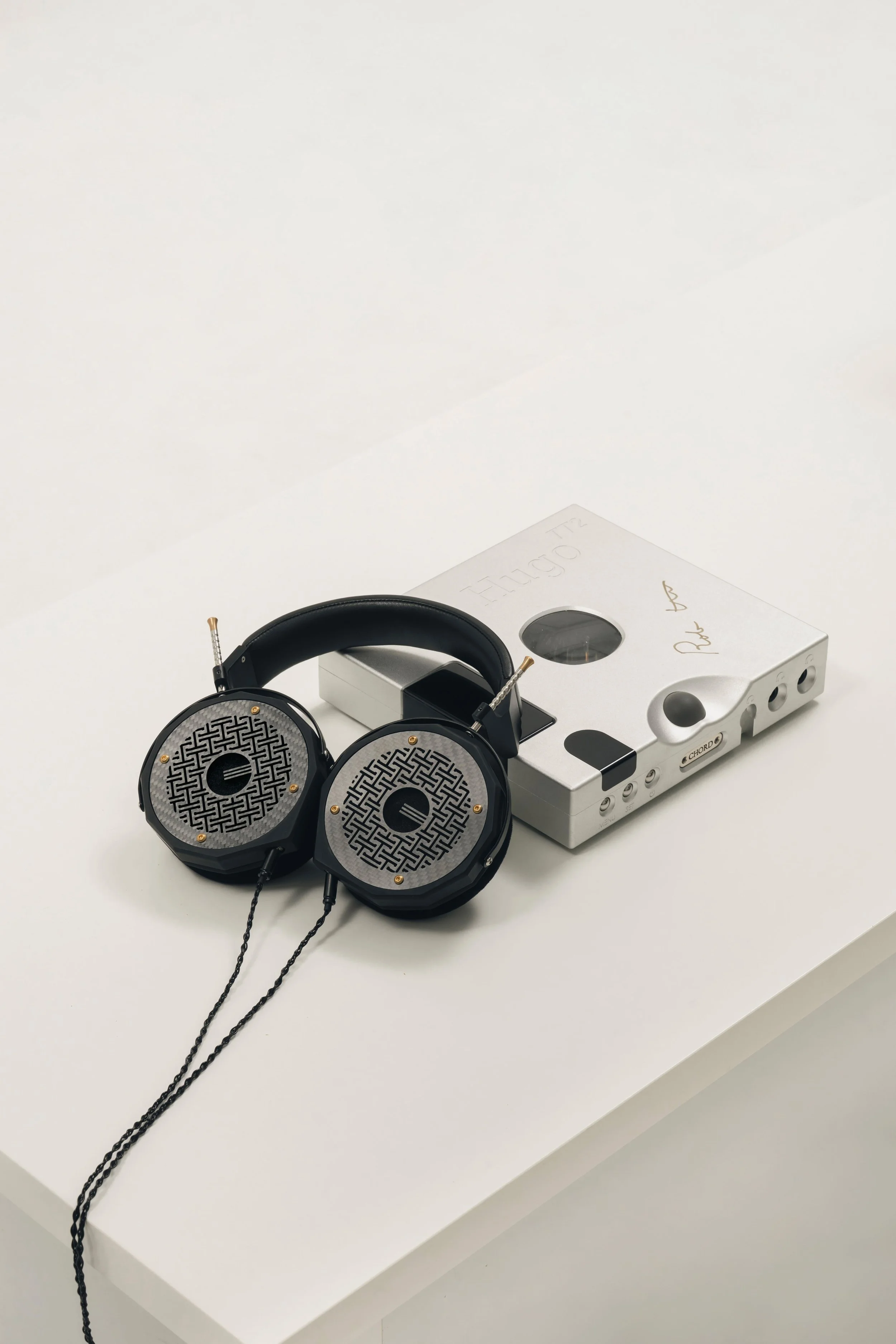 omne-audio-hendeka-lifestyle-chord-hugo-tt-top-view.jpg