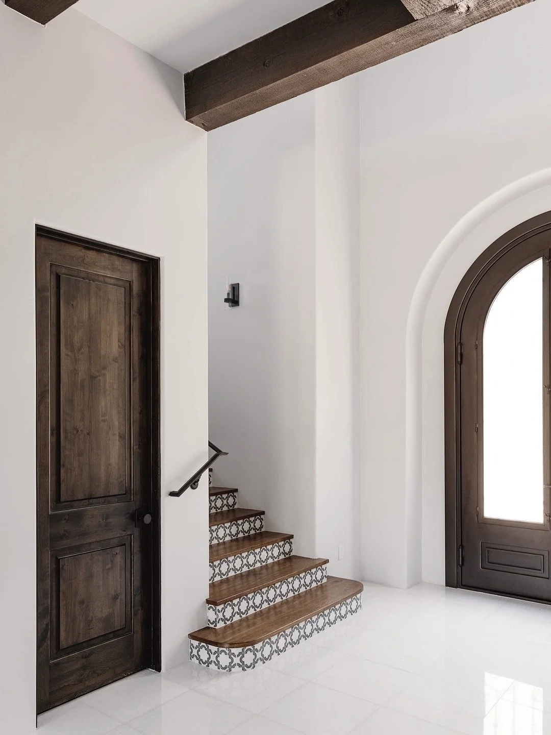 Every detail matters 🤎 For our #ModernSpanishManor project, incorporating patterned tile at the staircase created a focal point that honors the home&rsquo;s Spanish architecture while bringing in a modern touch #ModernSpanishManorByGHD
⠀⠀⠀⠀⠀⠀⠀⠀⠀
Des