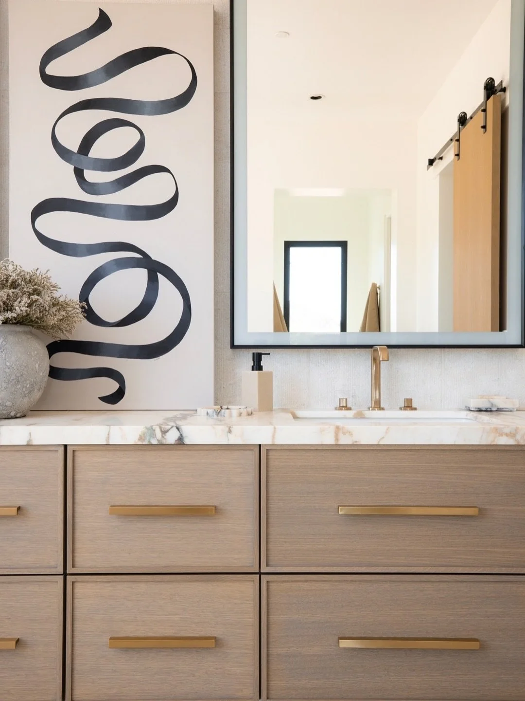 Unseen stills from #WhisperRockHaven 
⠀⠀⠀⠀⠀⠀⠀⠀⠀
Builder: @cameroncustomaz
Director of Interior Design: @kristenhancockdesign
Lead Interior Designer: @giannajamison
Design Assistants: @jadenrubens @rachelmberes
Photographer: @thisisnickdotcom
