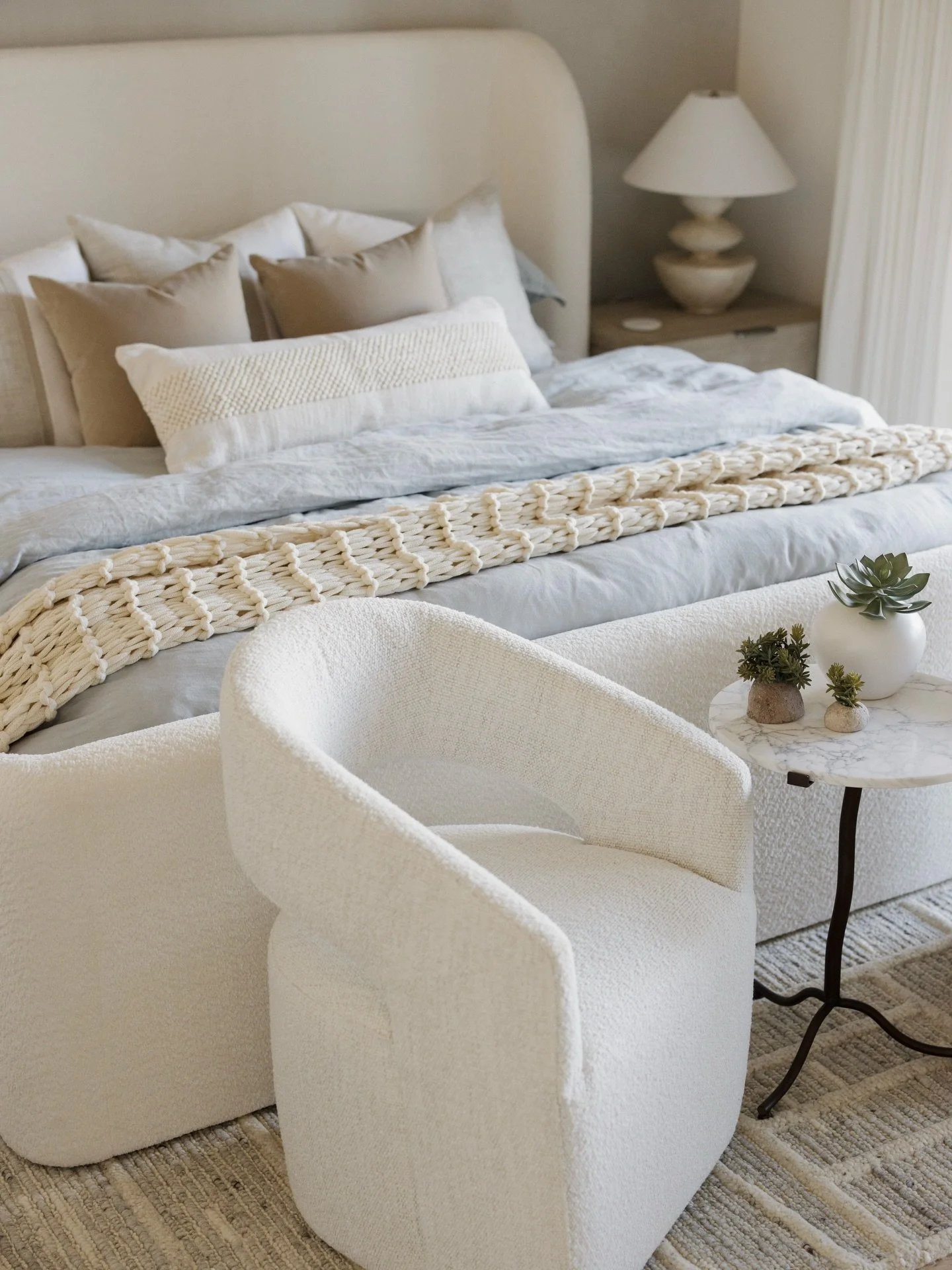 A serene bedroom moment. 🕊️ Textured chairs, layered bedding, and sculptural lighting come together in a way that feels warm and relaxed 🤍  #DesertRetreatByGHD 

Director of Interior Design: @kristenhancockdesign 
Lead Interior Designer: @keelys_wh