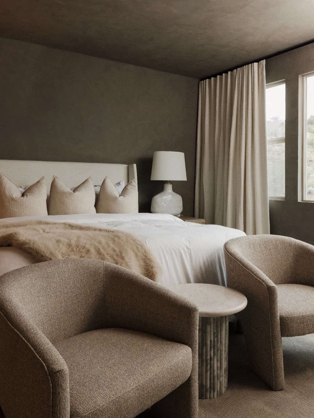 The primary suite at Maison Viola was designed to feel layered, quiet, and intentional 🤎
⠀⠀⠀⠀⠀⠀⠀⠀⠀
Roman Clay wraps both the bedroom and bath, creating a seamless warmth that shifts beautifully with the light. The texture adds depth without overwhel