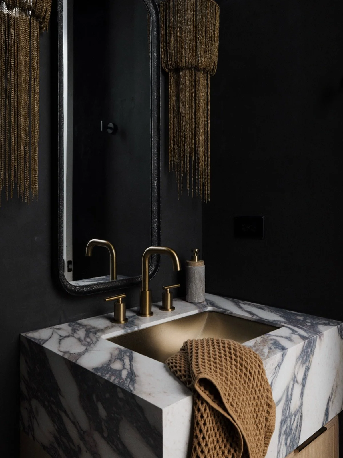 This one&rsquo;s all about the contrast. Dark walls, bold stone, warm brass &mdash; each element playing off the next #MaisonViolaByGHD
⠀⠀⠀⠀⠀⠀⠀⠀⠀
Design Director: @maddiemaecullen
Junior Designer: @jordan.korb