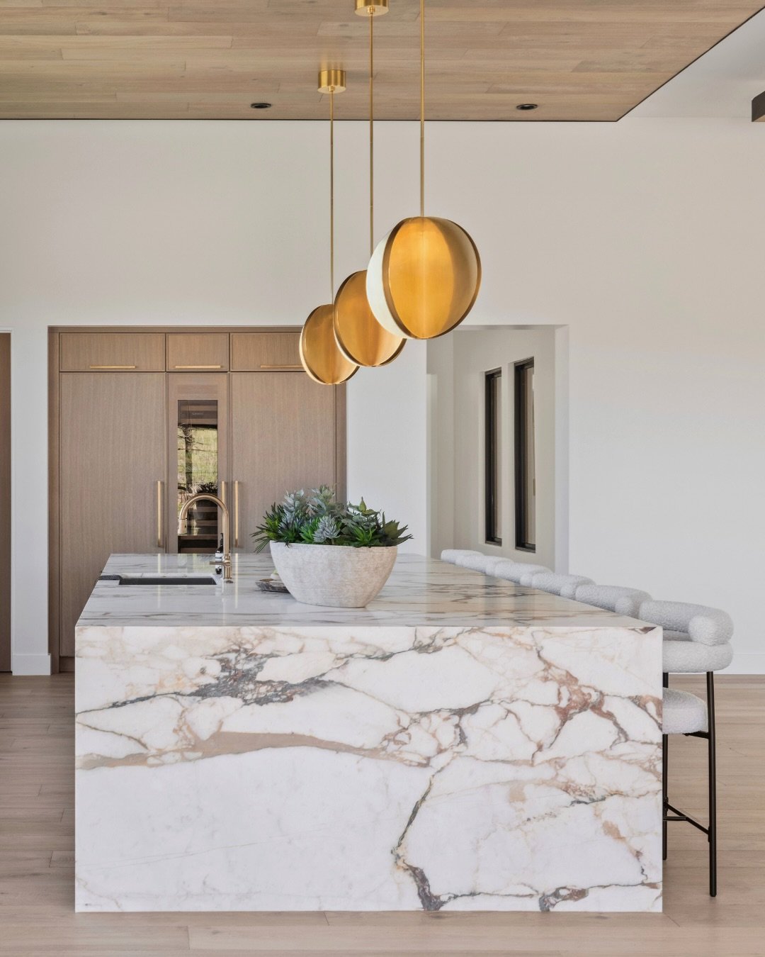 Calacatta Viola, white oak and ceiling details that anchor it all #WhisperRockHaven 

Director of Interior Design: @kristenhancockdesign 
Lead Interior Designer: @giannajamison 
Design Assistants: @jadenrubens @rachelmberes 
Builder: @cameroncustomaz